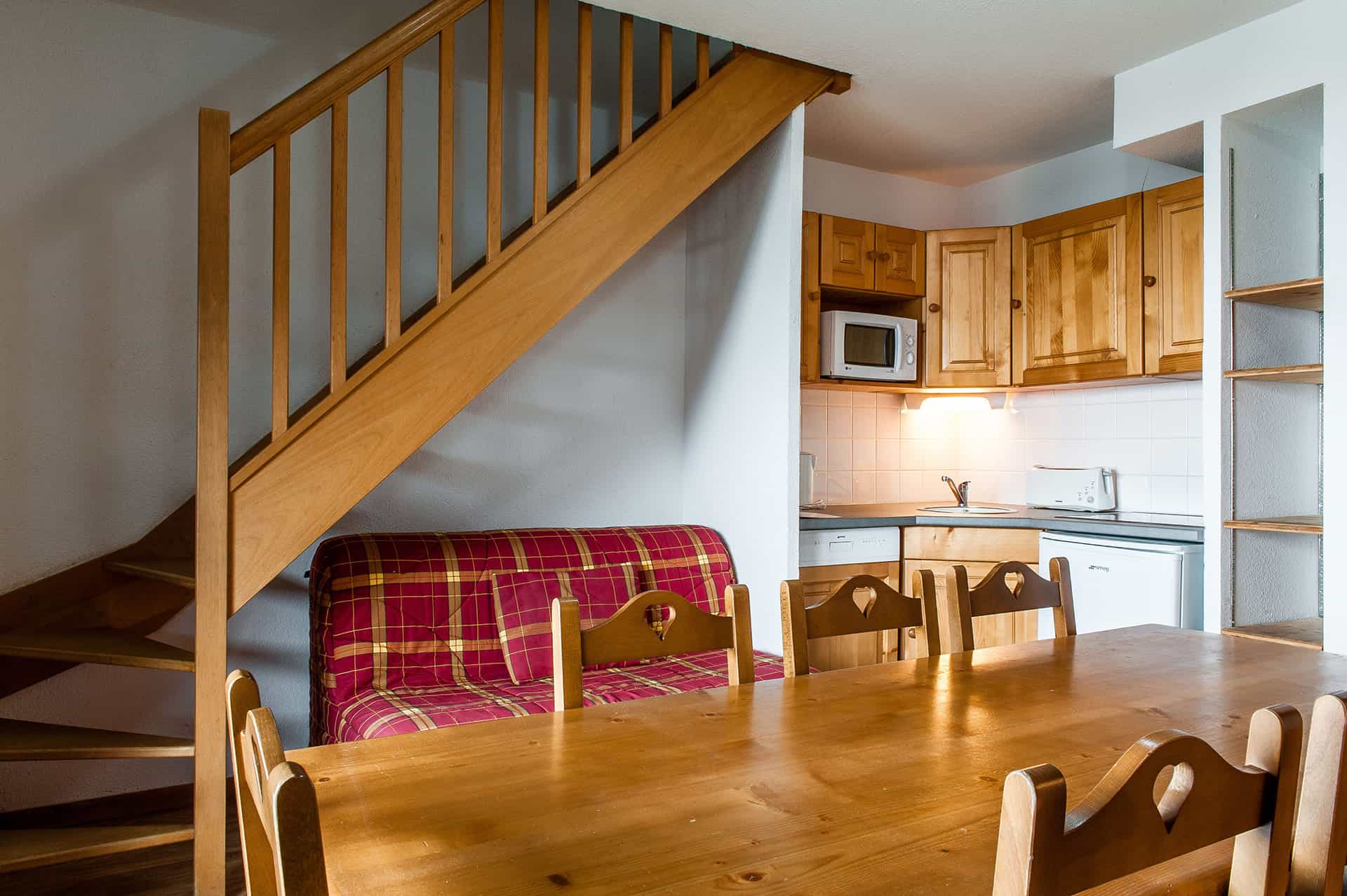 Exemple de salon d'un appartement de la résidence de vacances Le Bois de la Reine à Super-Besse en hiver Exemple de salon d'un appartement de la résidence de vacances Le Bois de la Reine à Super-Besse en hiver