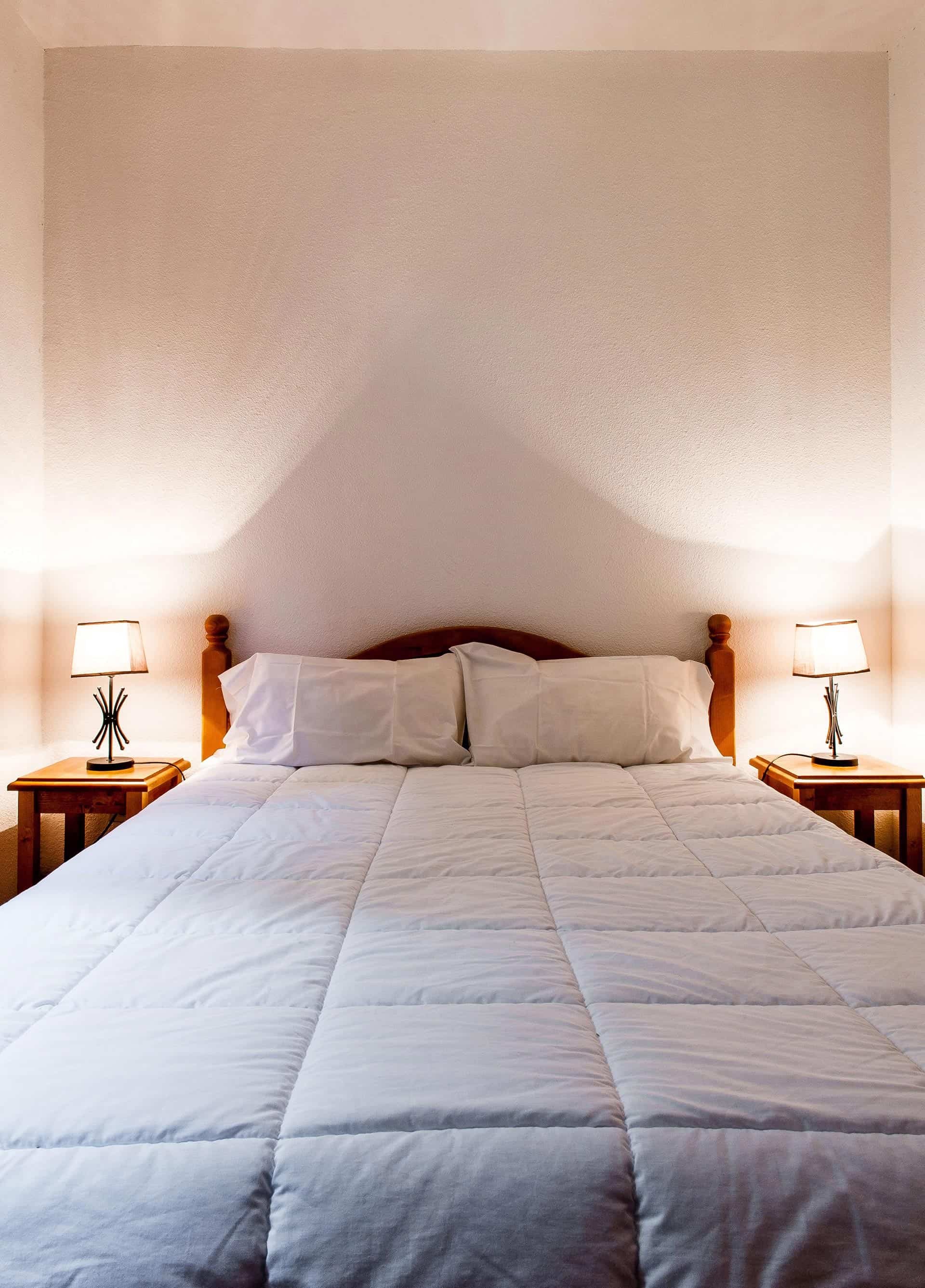 Exemple de chambre avec lit double d'un appartement de la résidence de vacances Le Bois de la Reine à Super-Besse en hiver Exemple de chambre avec lit double d'un appartement de la résidence de vacances Le Bois de la Reine à Super-Besse en hiver