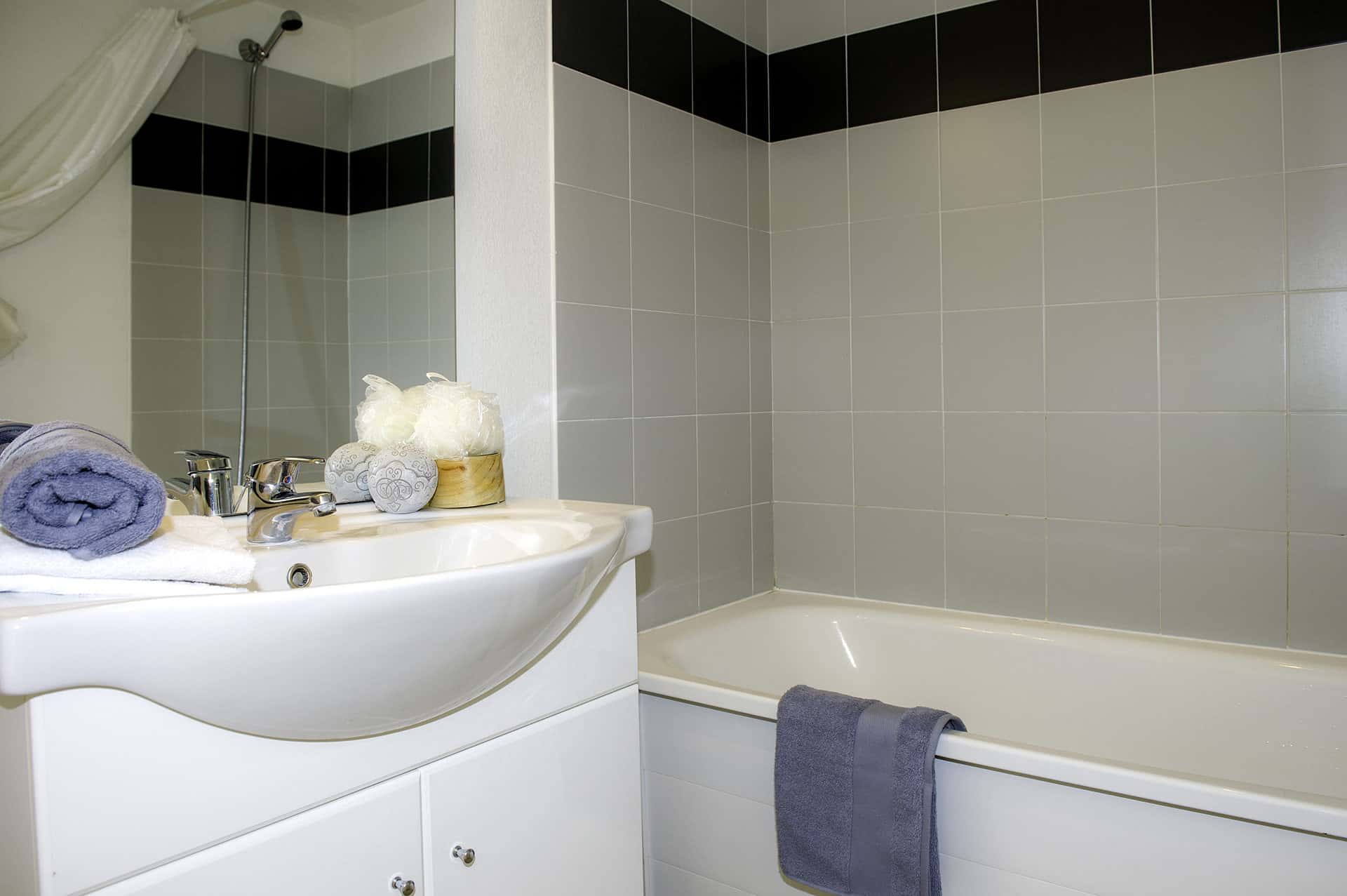 Exemple de salle de bain de la résidence de vacances Appartea Golf Side à Biot, près de Sophia Antipolis Exemple de salle de bain de la résidence de vacances Appartea Golf Side à Biot, près de Sophia Antipolis