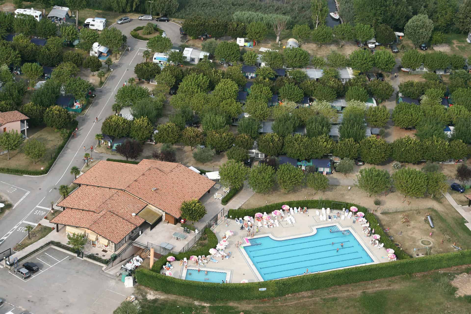 Piscine de la résidence Tiglio à Lugana di Sirmione Piscine de la résidence Tiglio à Lugana di Sirmione