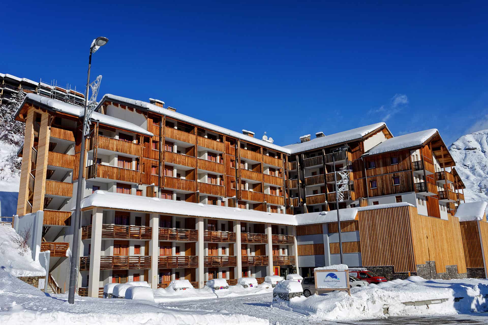 Vue extérieure de la résidence de vacances Etoiles d'Orion à Orcières, dans les Hautes-Alpes Vue extérieure de la résidence de vacances Etoiles d'Orion à Orcières, dans les Hautes-Alpes