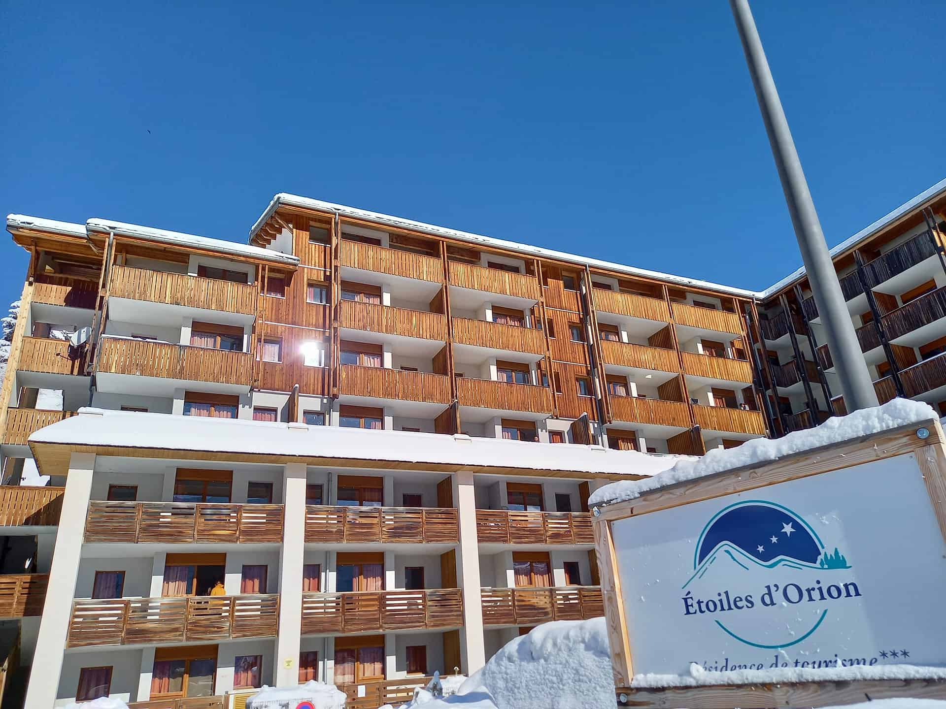 Vue extérieure de la résidence de vacances Etoiles d'Orion à Orcières, dans les Hautes-Alpes Vue extérieure de la résidence de vacances Etoiles d'Orion à Orcières, dans les Hautes-Alpes