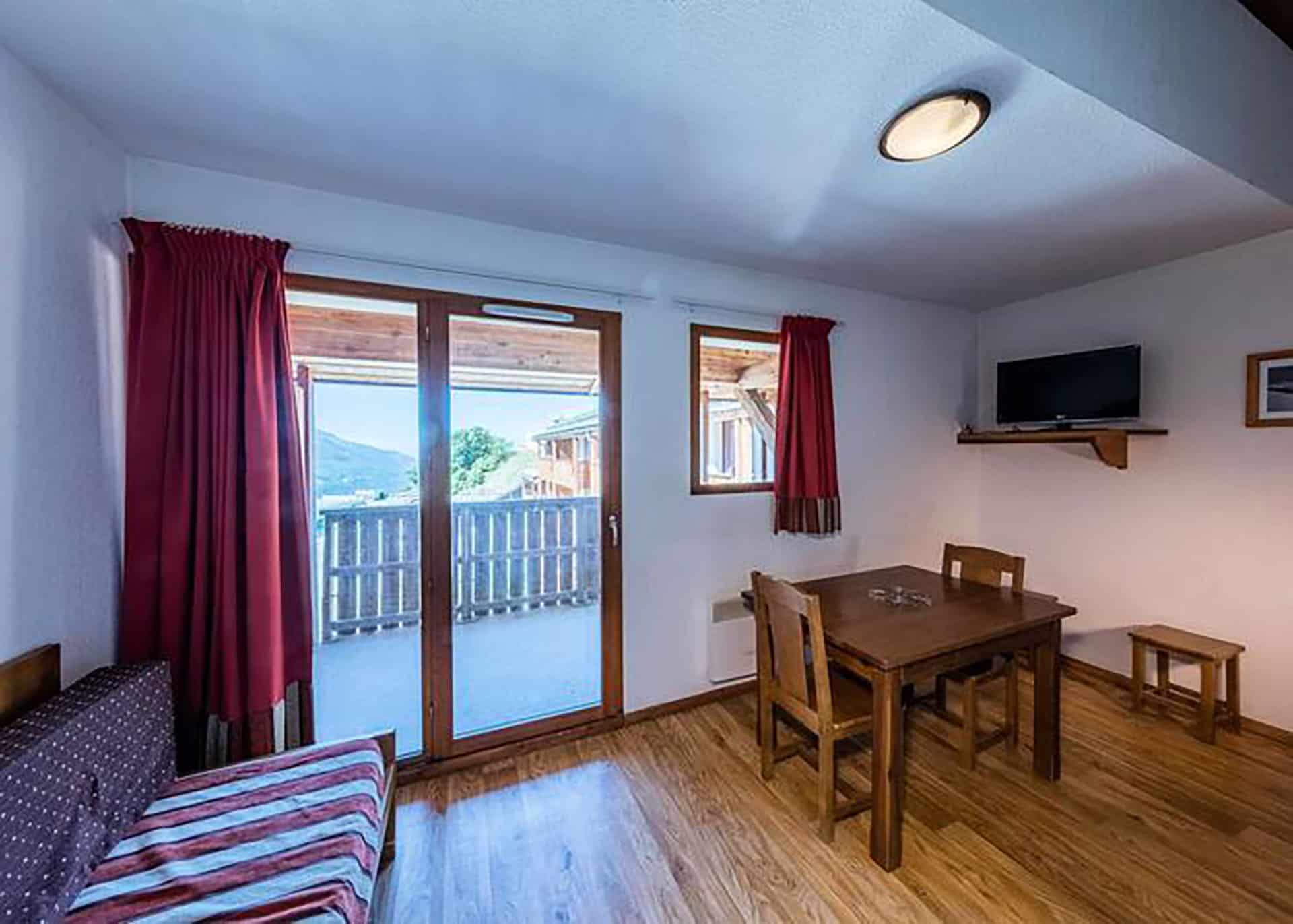 Exemple de salon d'un appartement 2 pièces 4/6 personnes de la résidence de vacances Etoiles d'Orion à Orcières, dans les Hautes-Alpes Exemple de salon d'un appartement 2 pièces 4/6 personnes de la résidence de vacances Etoiles d'Orion à Orcières, dans les Hautes-Alpes