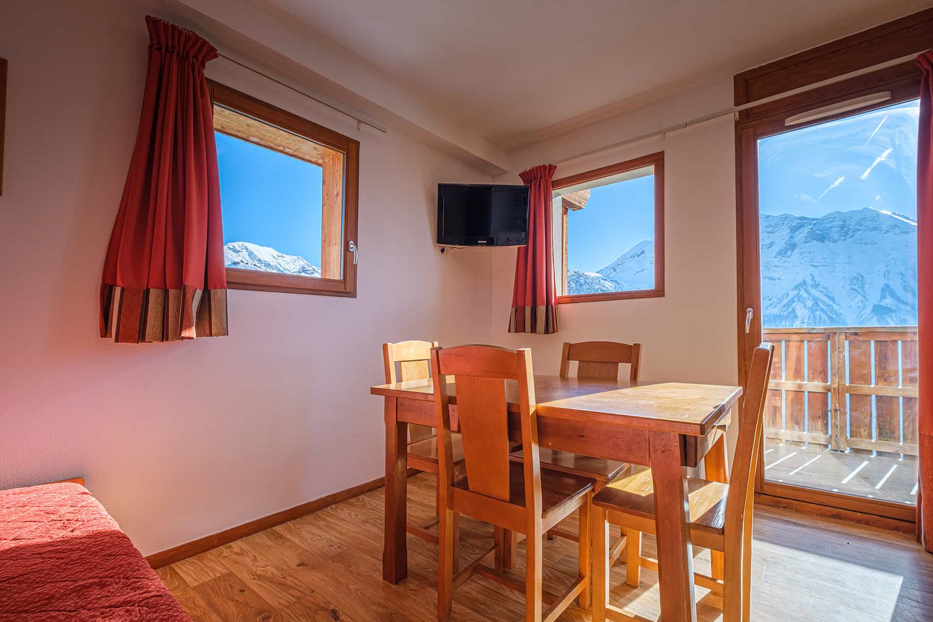 Exemple de salon d'un appartement 2 pièces 4/6 personnes de la résidence de vacances Etoiles d'Orion à Orcières, dans les Hautes-Alpes Exemple de salon d'un appartement 2 pièces 4/6 personnes de la résidence de vacances Etoiles d'Orion à Orcières, dans les Hautes-Alpes
