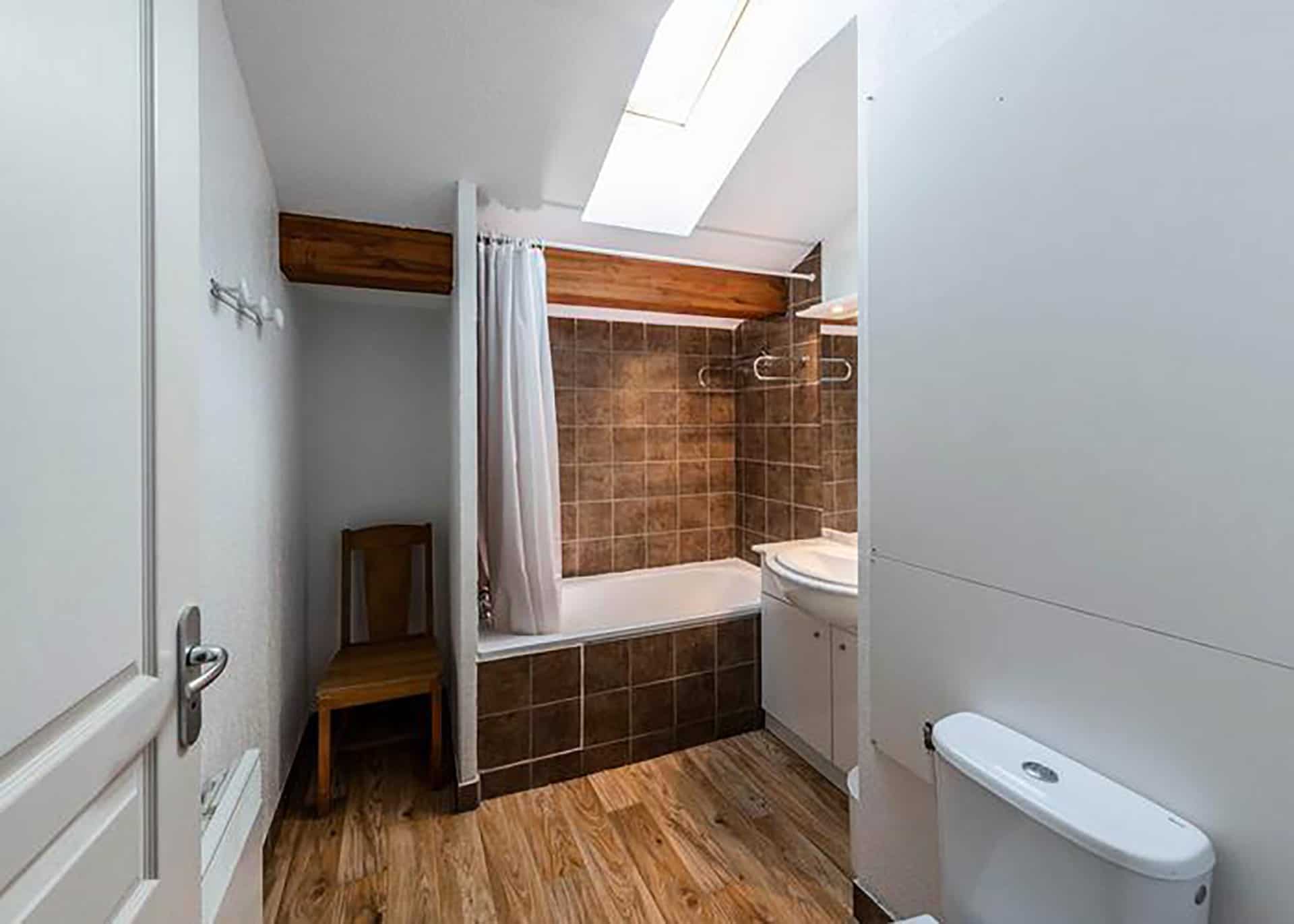 Exemple de salle de bain de la résidence de vacances Etoiles d'Orion à Orcières, dans les Hautes-Alpes Exemple de salle de bain de la résidence de vacances Etoiles d'Orion à Orcières, dans les Hautes-Alpes