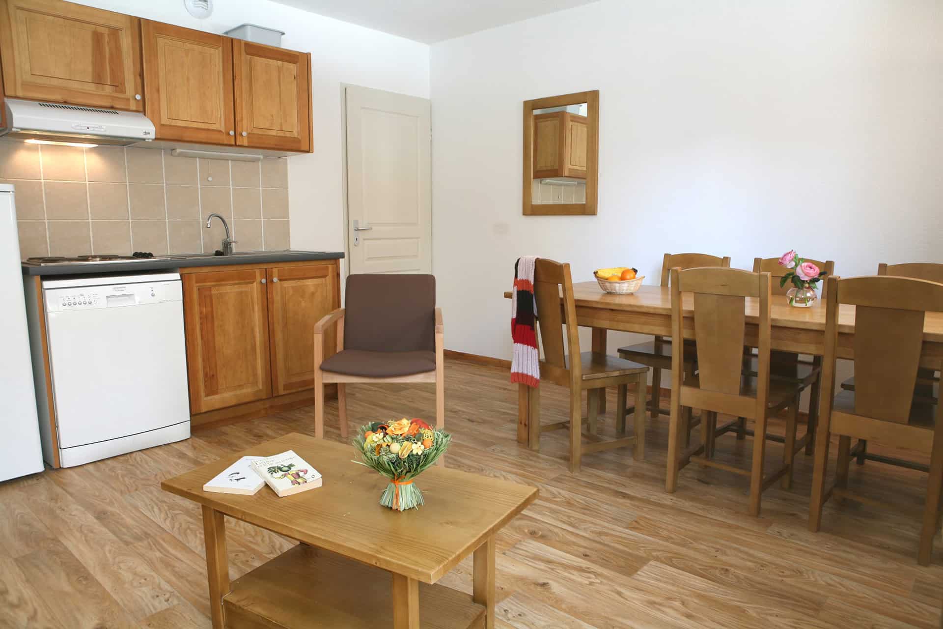 Exemple de salon d'un appartement 3 pièces 6/8 personnes de la résidence de vacances Etoiles d'Orion à Orcières, dans les Hautes-Alpes Exemple de salon d'un appartement 3 pièces 6/8 personnes de la résidence de vacances Etoiles d'Orion à Orcières, dans les Hautes-Alpes