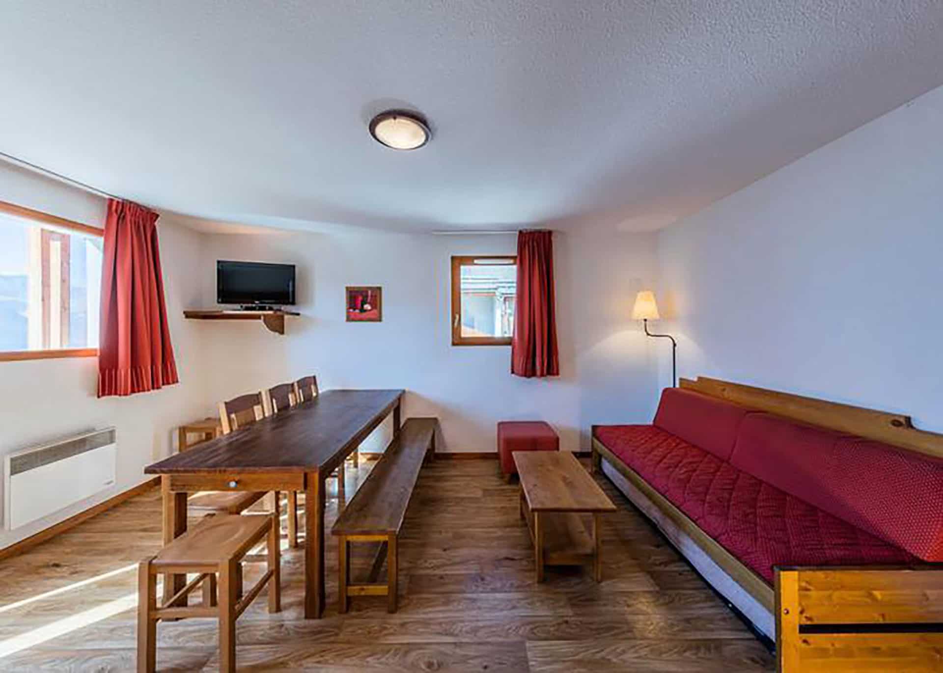 Exemple de salon d'un appartement 3 pièces 8/10 personnes de la résidence de vacances Etoiles d'Orion à Orcières, dans les Hautes-Alpes Exemple de salon d'un appartement 3 pièces 8/10 personnes de la résidence de vacances Etoiles d'Orion à Orcières, dans les Hautes-Alpes