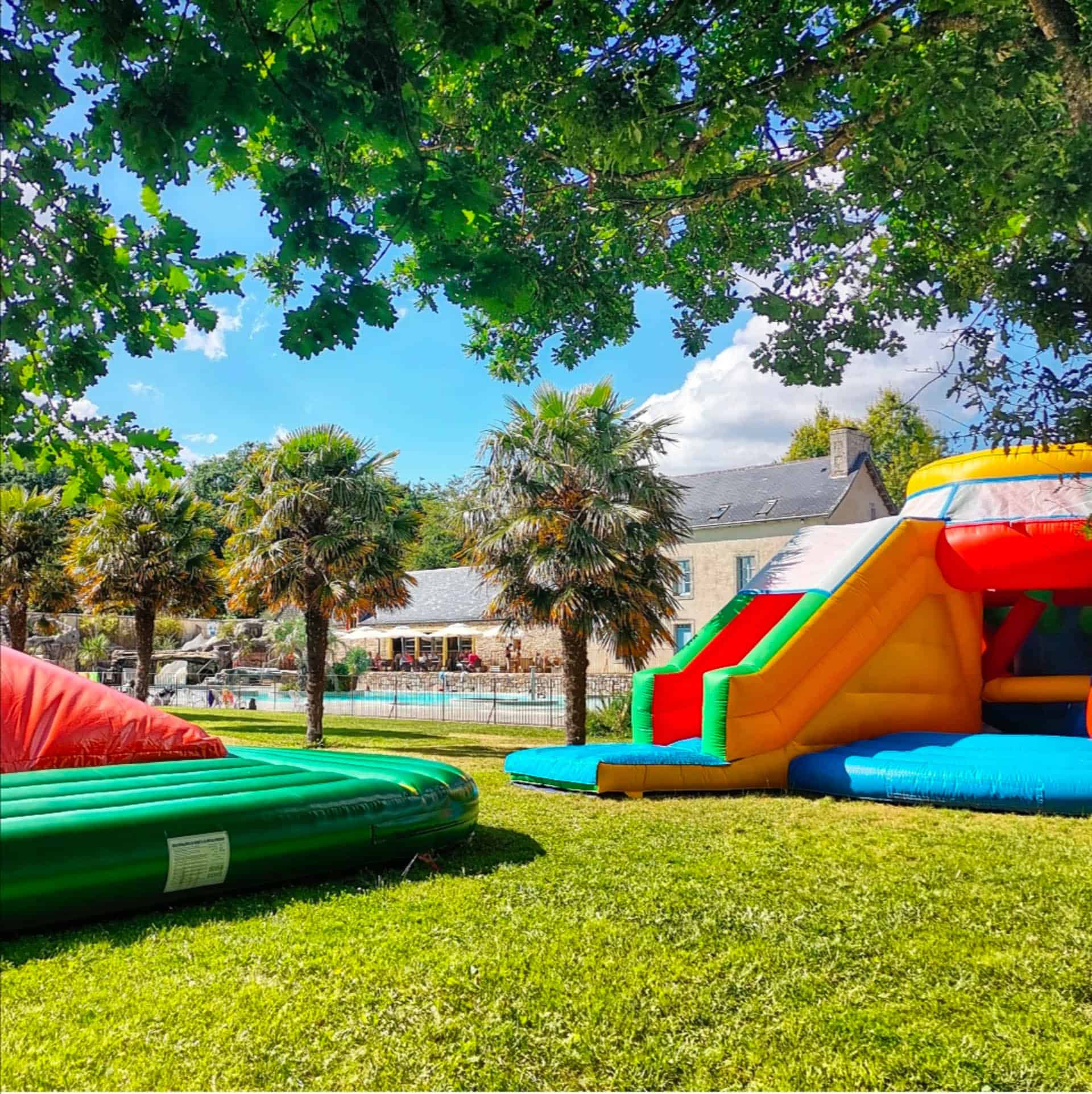 Jeux gonflables pour enfants dans la résidence de vacances L'orangerie de Lanniron proche de Quimper Jeux gonflables pour enfants dans la résidence de vacances L'orangerie de Lanniron proche de Quimper
