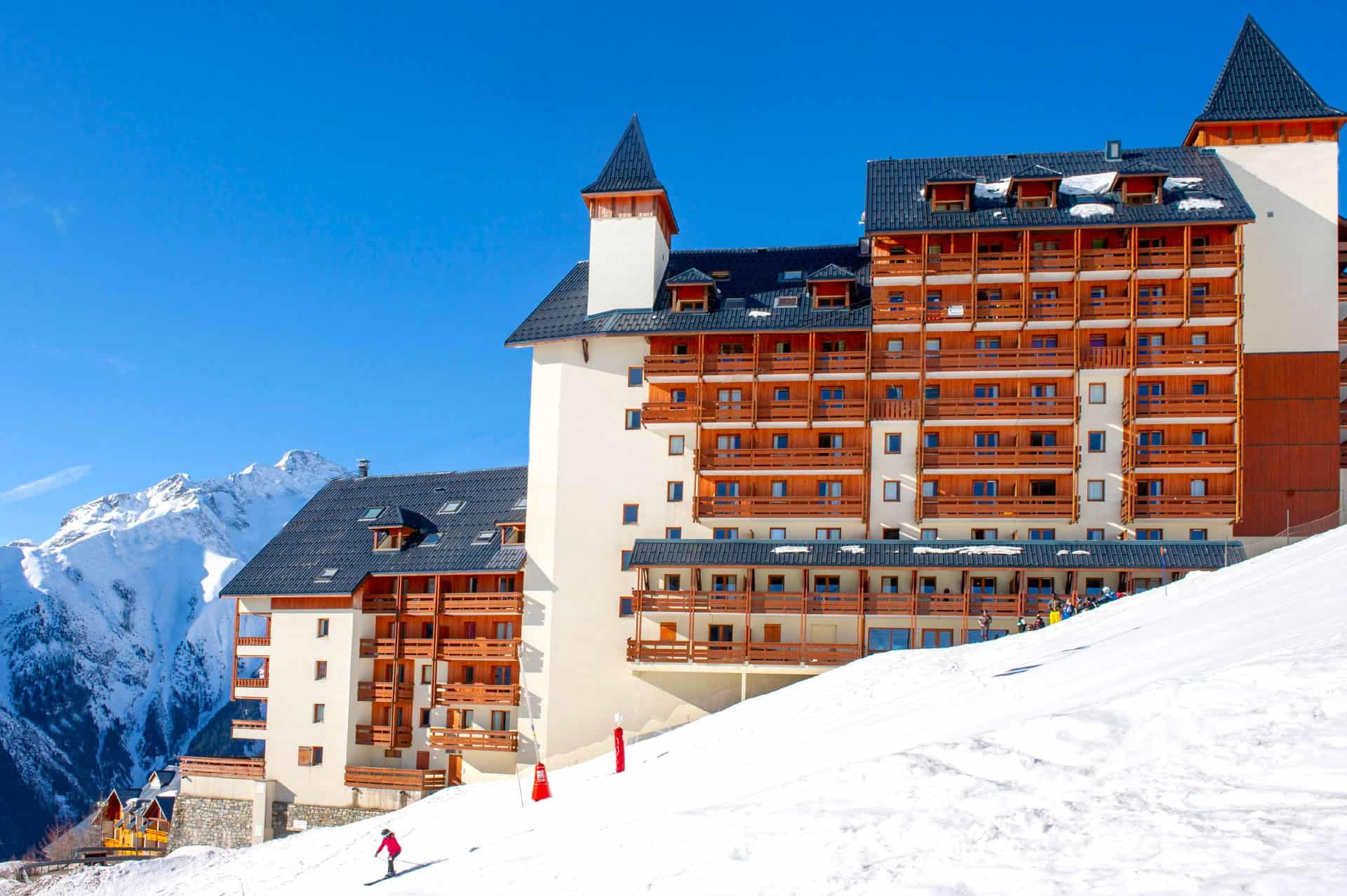 Vue extérieure de la résidence de vacances Les Balcons du Soleil aux Deux Alpes Vue extérieure de la résidence de vacances Les Balcons du Soleil aux Deux Alpes