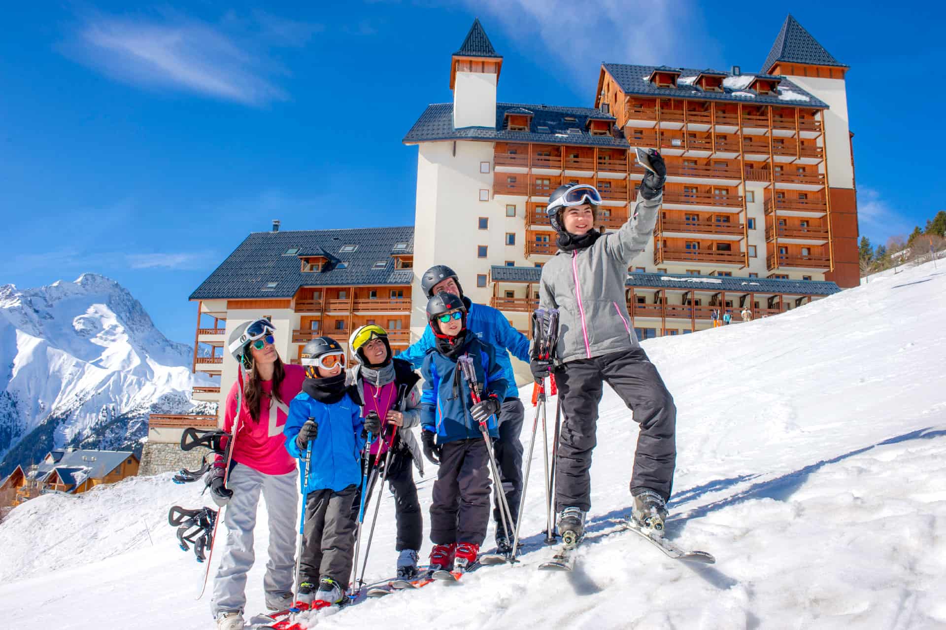 Départ et retour skis aux pieds depuis la résidence de vacances Les Balcons du Soleil aux Deux Alpes Départ et retour skis aux pieds depuis la résidence de vacances Les Balcons du Soleil aux Deux Alpes