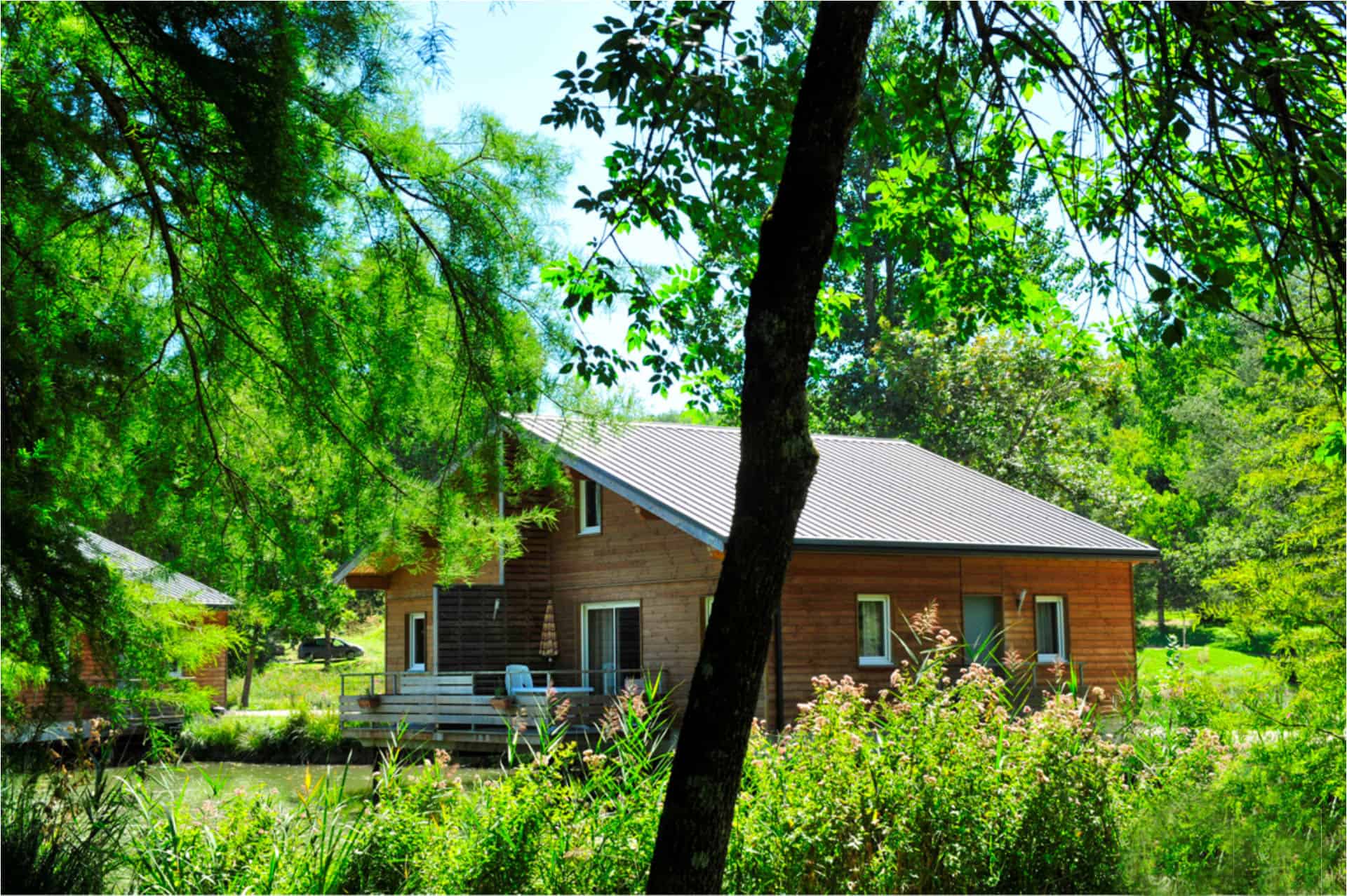 La résidence de vacances Goélia Les Cottages du Lac et son lac intérieur à Saint Amand de Coly La résidence de vacances Goélia Les Cottages du Lac et son lac intérieur à Saint Amand de Coly