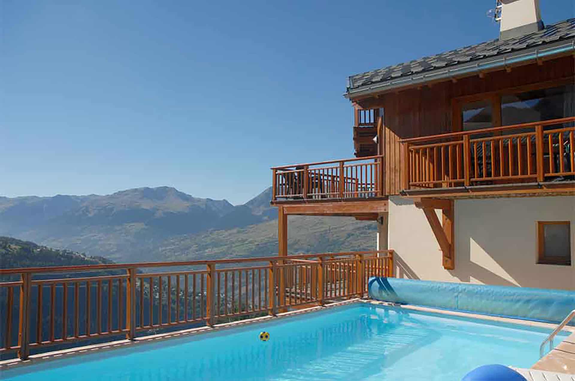 Piscine extérieure chauffée de la résidence de vacances Les Chalets des Deux Domaine à Peisey Vallandry, dans les Alpes du Nord Piscine extérieure chauffée de la résidence de vacances Les Chalets des Deux Domaine à Peisey Vallandry, dans les Alpes du Nord