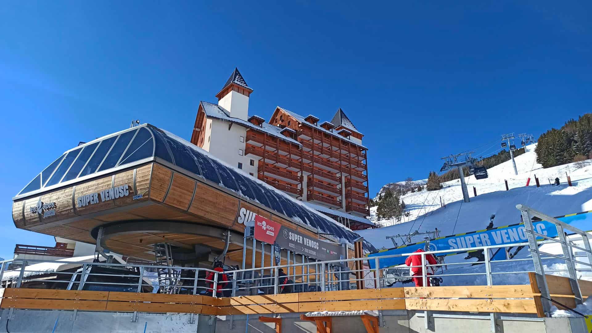 Vue extérieure sur la télécabine Super Venosc et la résidence de vacances Les Balcons du Soleil aux Deux Alpes Vue extérieure sur la télécabine Super Venosc et la résidence de vacances Les Balcons du Soleil aux Deux Alpes