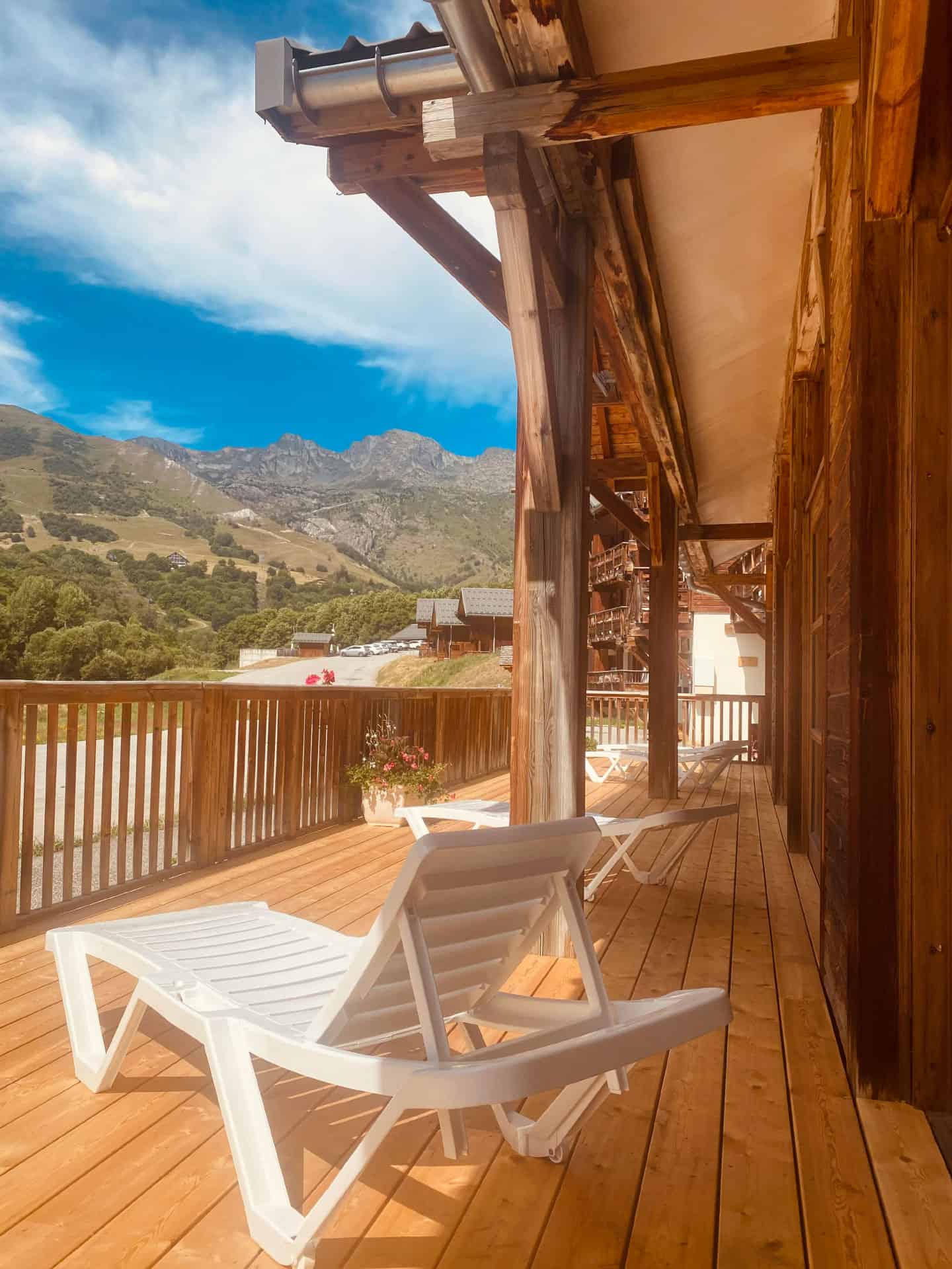 Terrasse extérieure de la piscine de la résidence de vacances Goélia Les Chalets de St Sorlin à St Sorlin d'Arves dans les Alpes Terrasse extérieure de la piscine de la résidence de vacances Goélia Les Chalets de St Sorlin à St Sorlin d'Arves dans les Alpes