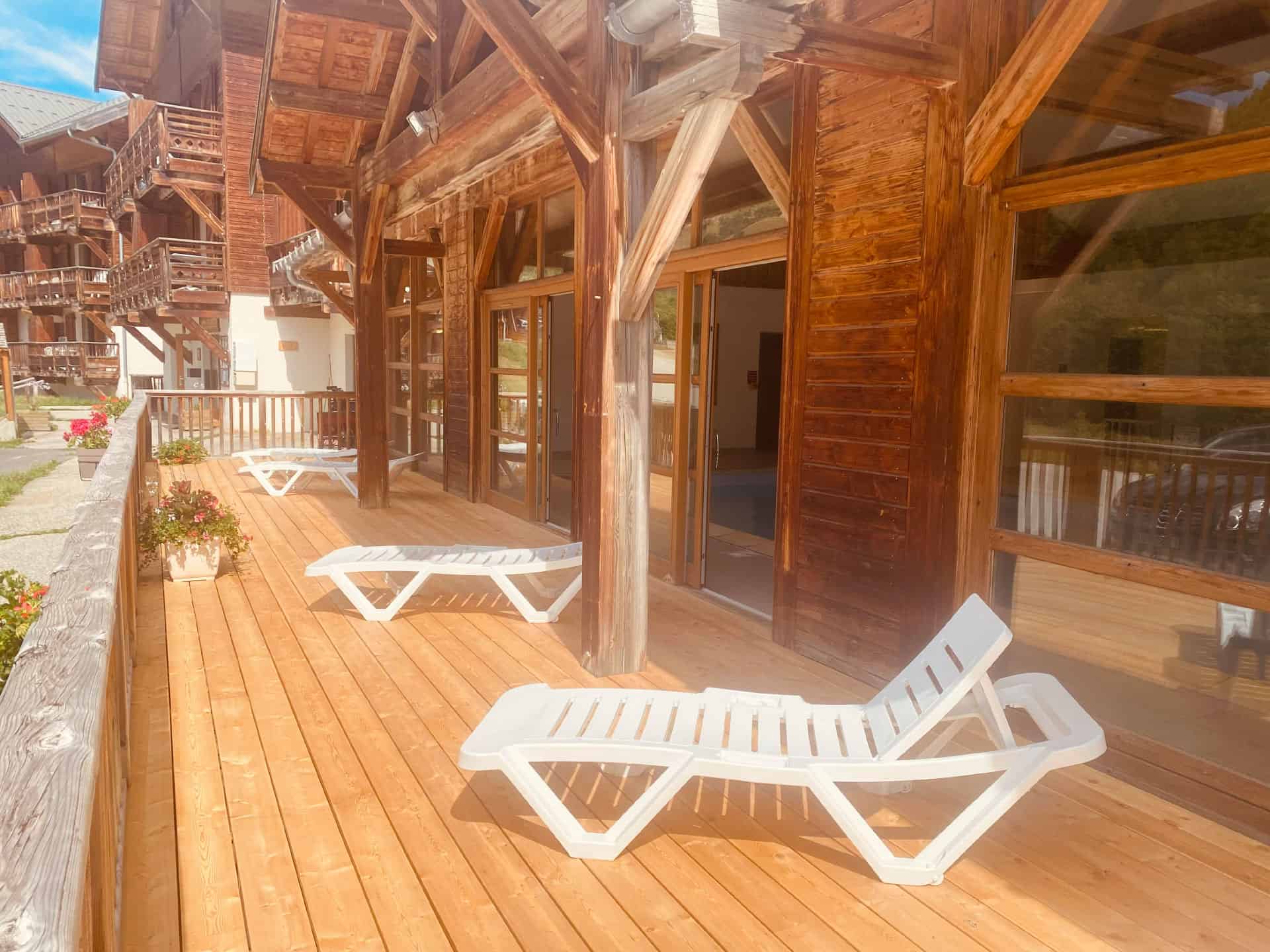 Terrasse extérieure de la piscine de la résidence de vacances Goélia Les Chalets de St Sorlin à St Sorlin d'Arves dans les Alpes Terrasse extérieure de la piscine de la résidence de vacances Goélia Les Chalets de St Sorlin à St Sorlin d'Arves dans les Alpes