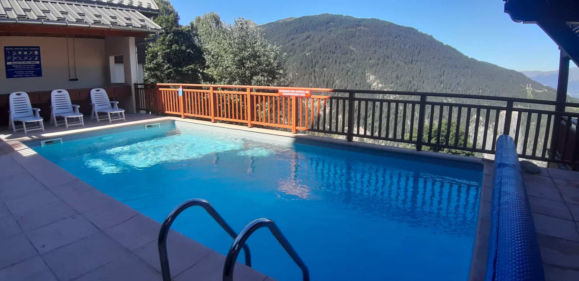 Piscine extérieure chauffée de la résidence de vacances Les Chalets des Deux Domaine à Peisey Vallandry, dans les Alpes du Nord Piscine extérieure chauffée de la résidence de vacances Les Chalets des Deux Domaine à Peisey Vallandry, dans les Alpes du Nord