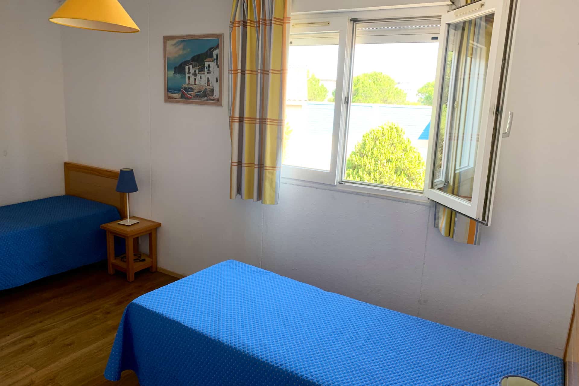 Chambre avec 2 lits simples d'une maisonnette de la résidence de vacances Le Village Club Marin à Port-la-Nouvelle Chambre avec 2 lits simples d'une maisonnette de la résidence de vacances Le Village Club Marin à Port-la-Nouvelle