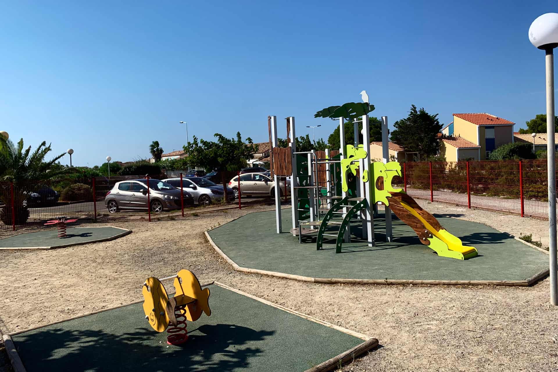 Aire de jeux pour enfants de la résidence de vacances Le Village Club Marin à Port-la-Nouvelle Aire de jeux pour enfants de la résidence de vacances Le Village Club Marin à Port-la-Nouvelle