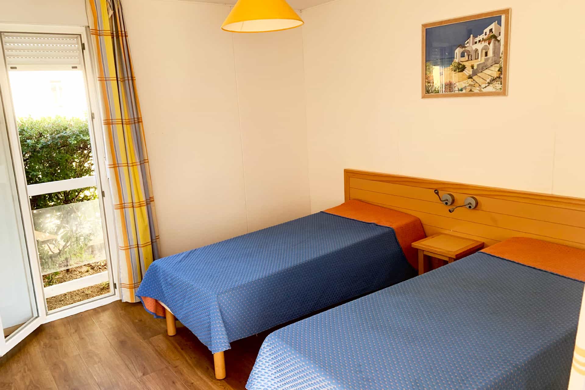 Chambre avec 2 lits simples d'une villa de la résidence de vacances Le Village Club Marin à Port-la-Nouvelle Chambre avec 2 lits simples d'une villa de la résidence de vacances Le Village Club Marin à Port-la-Nouvelle
