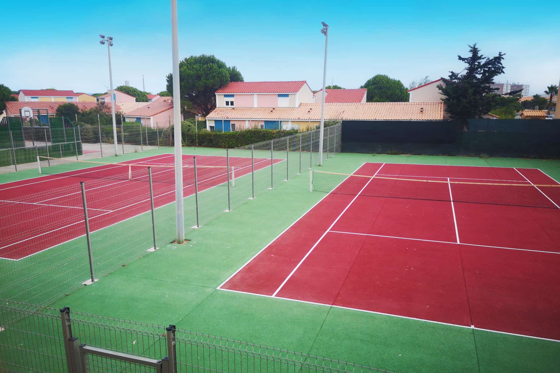 Terrains de tennis de la résidence de vacances Le Village Club Marin à Port-la-Nouvelle Terrains de tennis de la résidence de vacances Le Village Club Marin à Port-la-Nouvelle