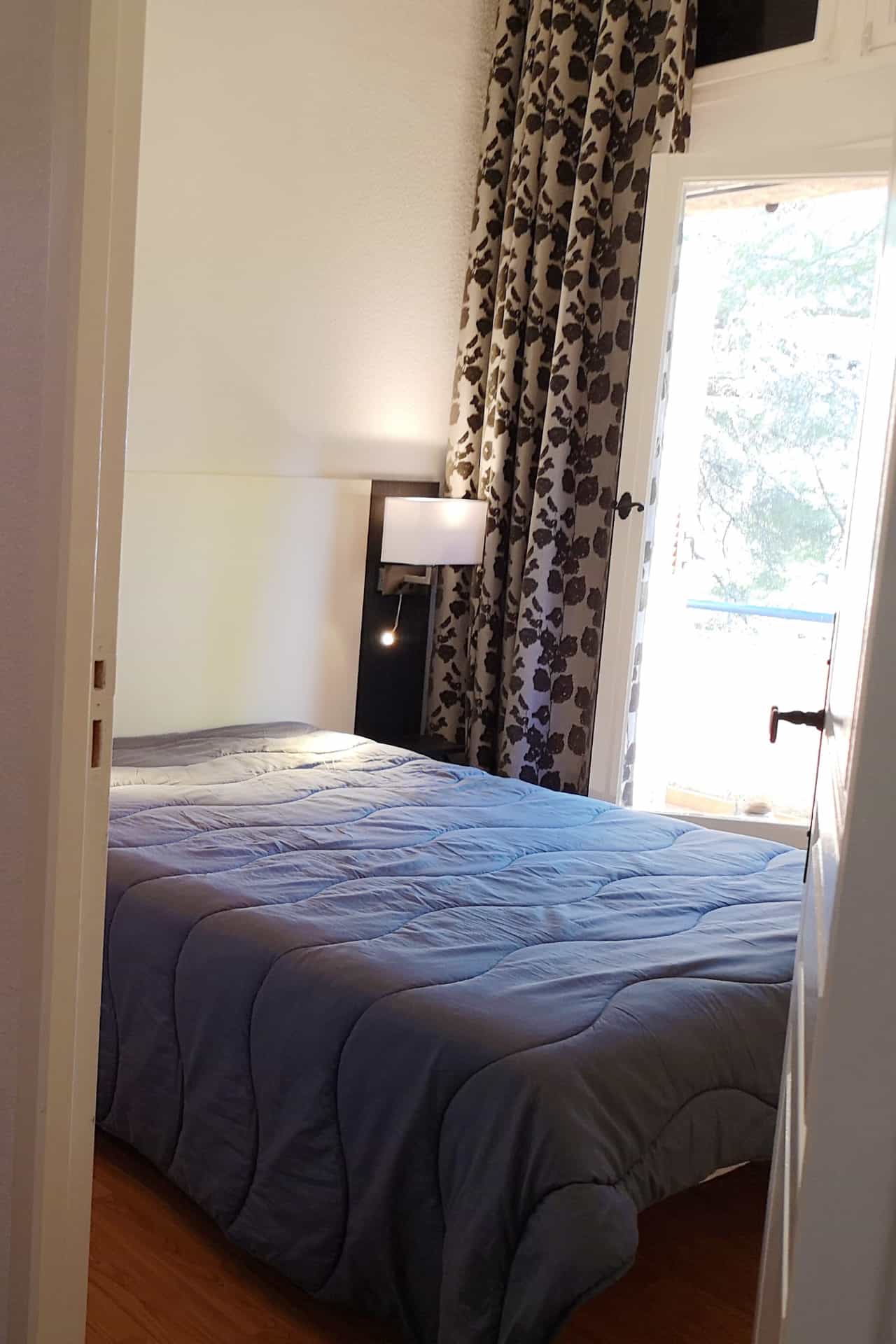 Bedroom with double bed in a 2-room apartment for 5 people in the Goélia Les Jardins d'Azur holiday residence in St Raphaël Bedroom with double bed in a 2-room apartment for 5 people in the Goélia Les Jardins d'Azur holiday residence in St Raphaël