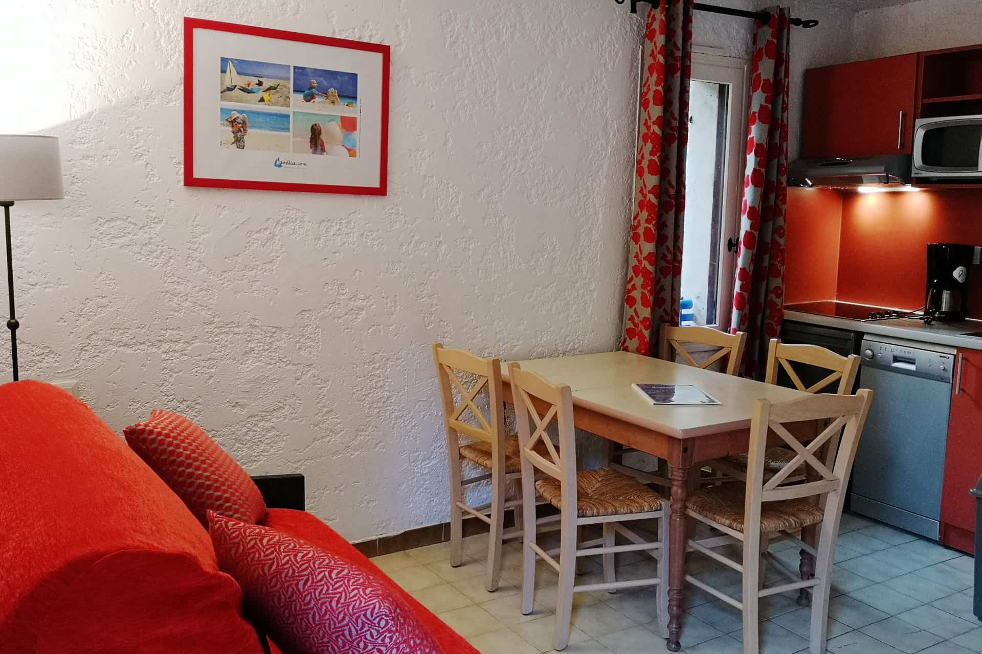 Living room with kitchenette in a 2-room apartment for 5 people B in the Goélia Les Jardins d'Azur holiday residence in St Raphaël Living room with kitchenette in a 2-room apartment for 5 people B in the Goélia Les Jardins d'Azur holiday residence in St Raphaël
