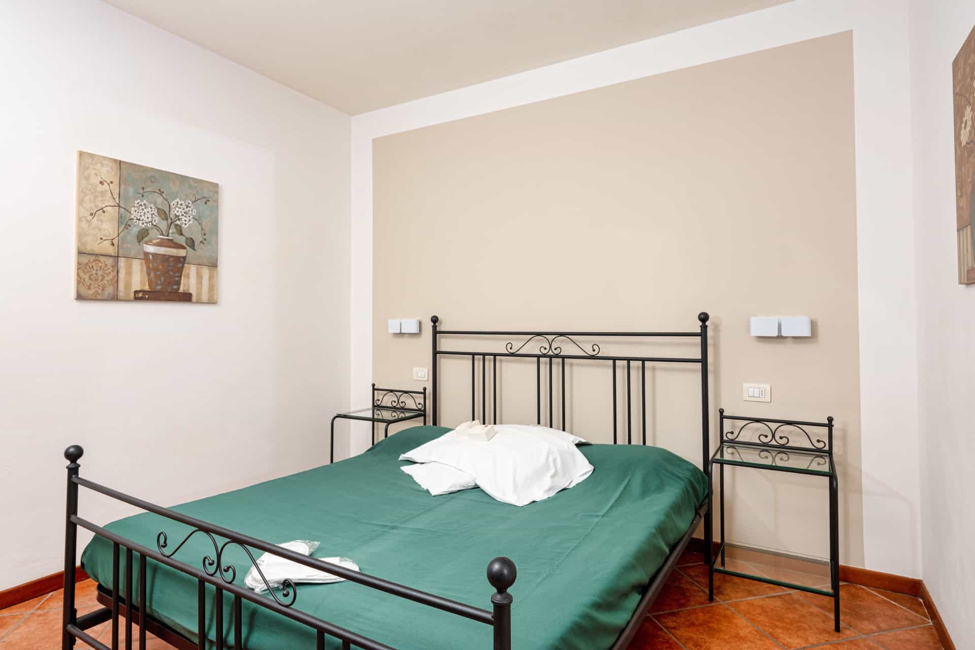 Exemple de chambre avec lit double de la résidence de vacances Eden à Peschiera del Garda, proche du Lac de Garde, en Italie Exemple de chambre avec lit double de la résidence de vacances Eden à Peschiera del Garda, proche du Lac de Garde, en Italie