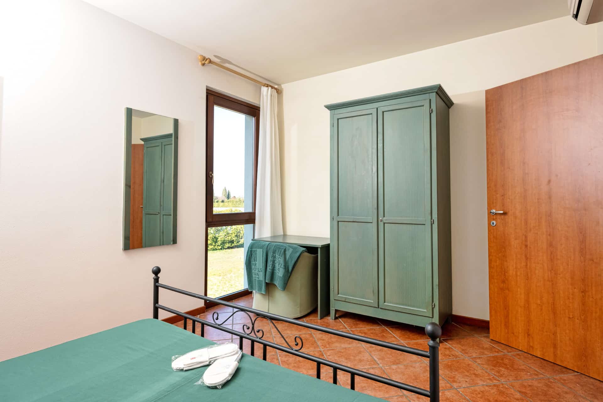 Exemple de chambre avec lit double de la résidence de vacances Eden à Peschiera del Garda, proche du Lac de Garde, en Italie Exemple de chambre avec lit double de la résidence de vacances Eden à Peschiera del Garda, proche du Lac de Garde, en Italie