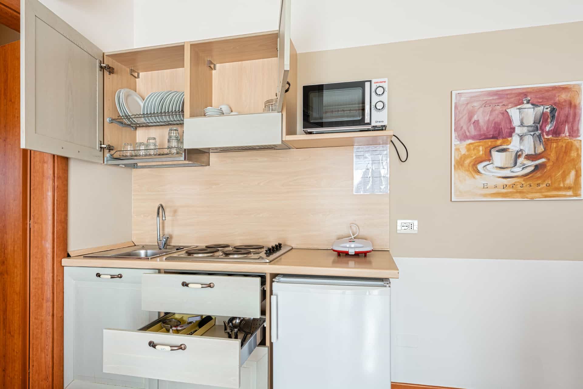 Coin cuisine équipé d'un appartement de la résidence de vacances Eden à Peschiera del Garda, proche du Lac de Garde, en Italie Coin cuisine équipé d'un appartement de la résidence de vacances Eden à Peschiera del Garda, proche du Lac de Garde, en Italie