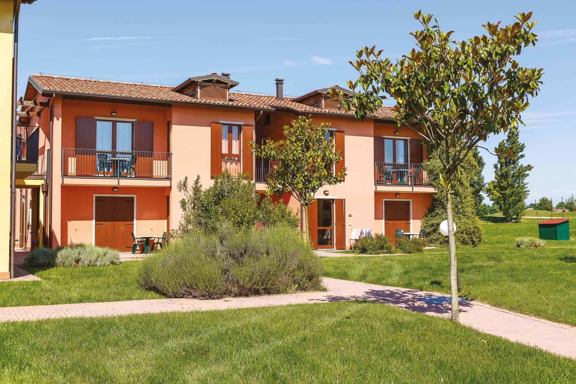 Exemple d'extérieur d'un appartement de la résidence de vacances Eden à Peschiera del Garda, proche du Lac de Garde, en Italie Exemple d'extérieur d'un appartement de la résidence de vacances Eden à Peschiera del Garda, proche du Lac de Garde, en Italie