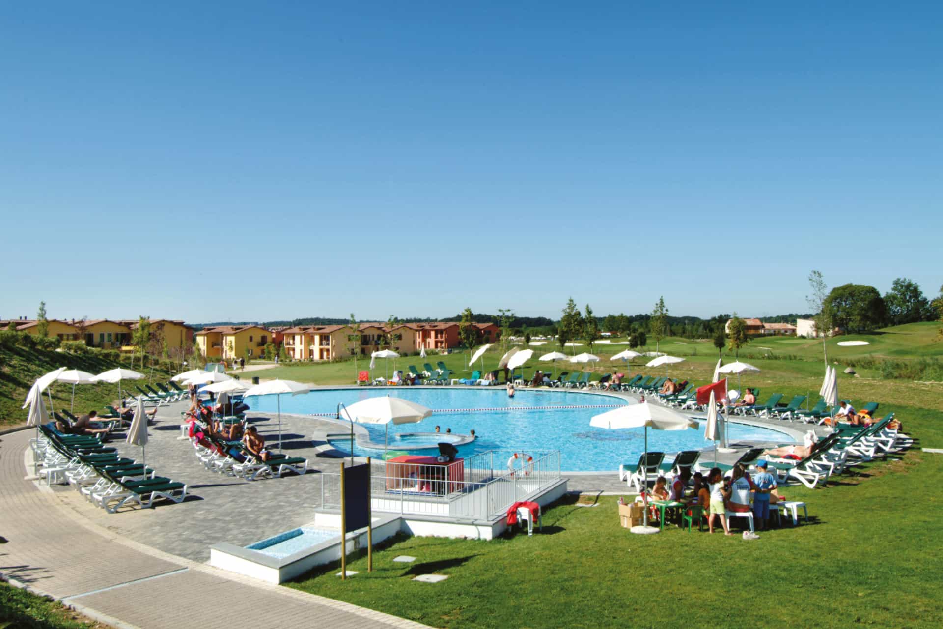 Piscine extérieure de la résidence de vacances Eden à Peschiera del Garda, proche du Lac de Garde, en Italie Piscine extérieure de la résidence de vacances Eden à Peschiera del Garda, proche du Lac de Garde, en Italie