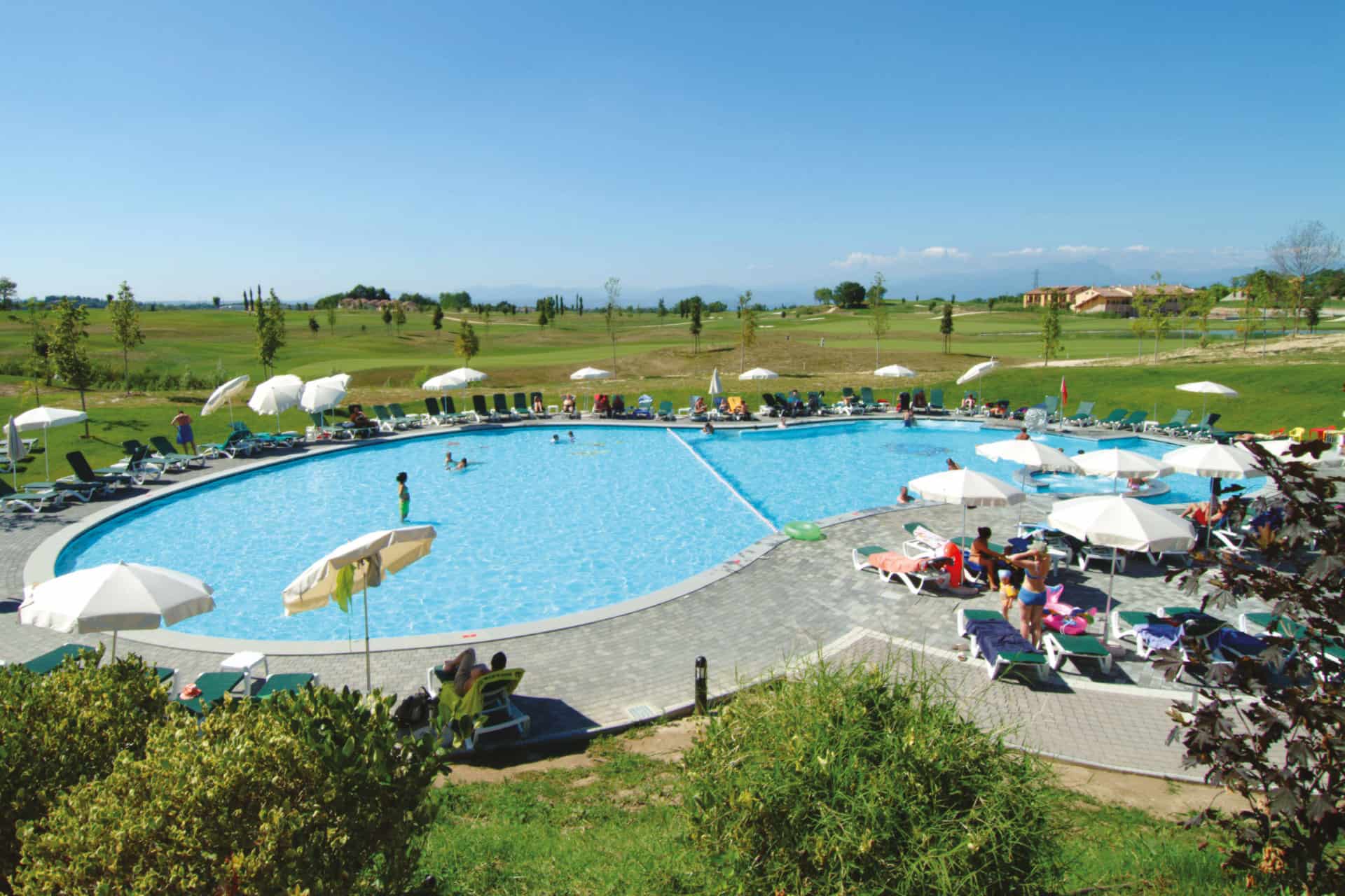 Piscine extérieure de la résidence de vacances Eden à Peschiera del Garda, proche du Lac de Garde, en Italie Piscine extérieure de la résidence de vacances Eden à Peschiera del Garda, proche du Lac de Garde, en Italie