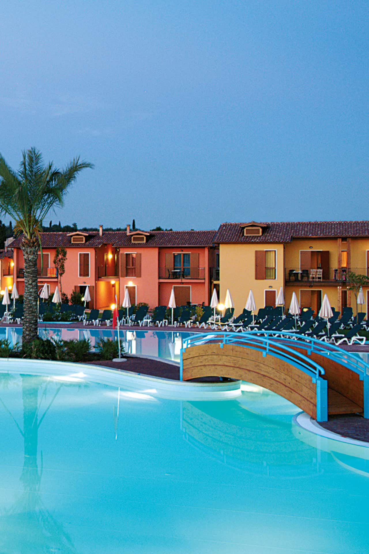 Piscine extérieure de la résidence de vacances Eden à Peschiera del Garda, proche du Lac de Garde, en Italie Piscine extérieure de la résidence de vacances Eden à Peschiera del Garda, proche du Lac de Garde, en Italie