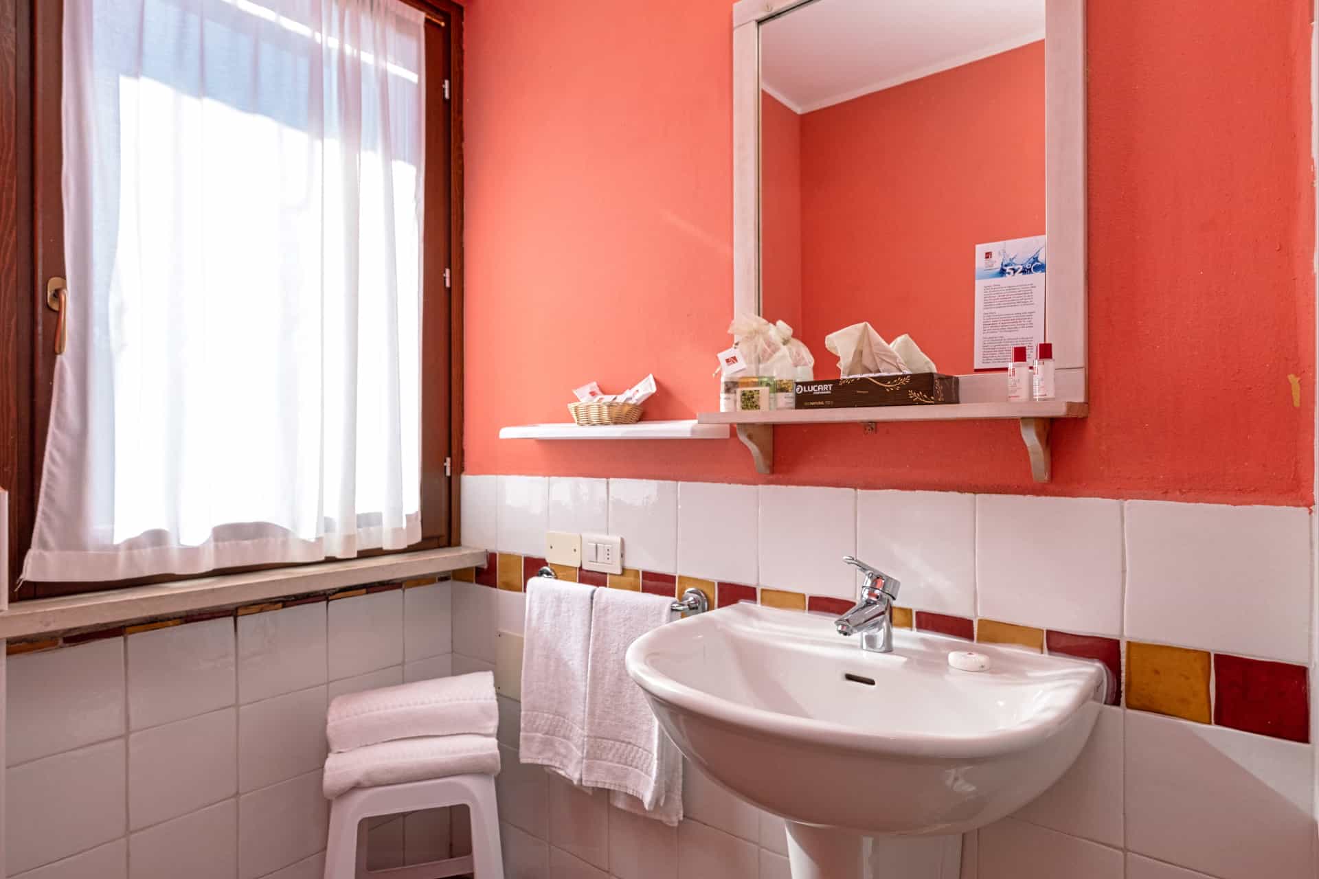 Salle de bain d'un appartement de la résidence de vacances Eden à Peschiera del Garda, proche du Lac de Garde, en Italie Salle de bain d'un appartement de la résidence de vacances Eden à Peschiera del Garda, proche du Lac de Garde, en Italie