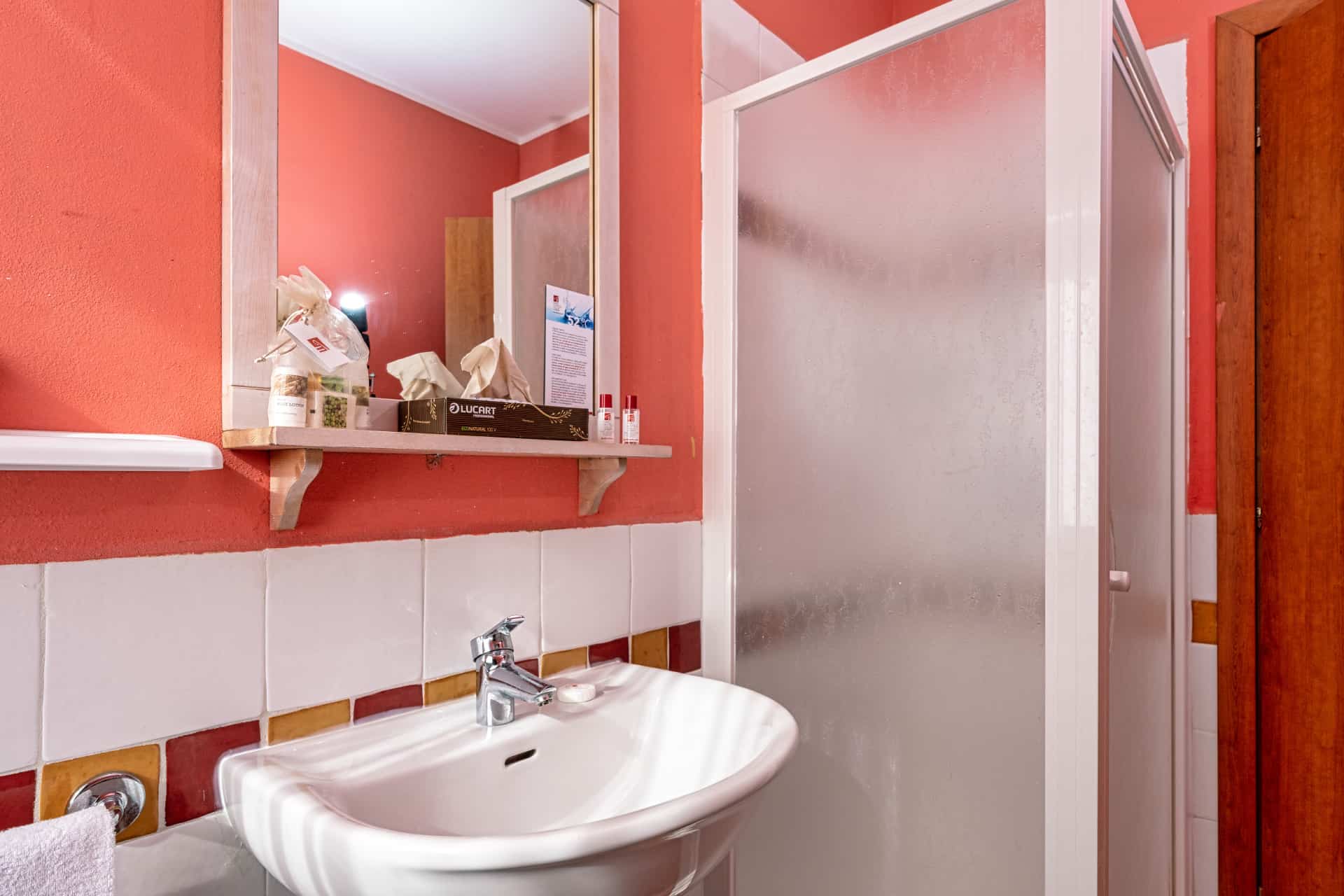 Salle de bain d'un appartement de la résidence de vacances Eden à Peschiera del Garda, proche du Lac de Garde, en Italie Salle de bain d'un appartement de la résidence de vacances Eden à Peschiera del Garda, proche du Lac de Garde, en Italie