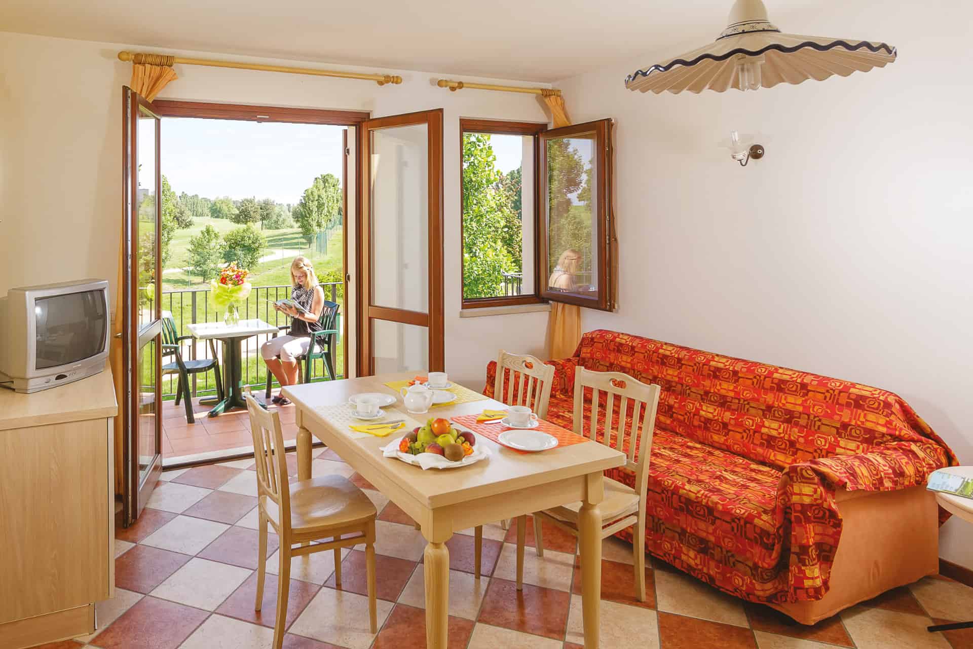 Exemple de séjour d'un appartement de la résidence de vacances Eden à Peschiera del Garda, proche du Lac de Garde, en Italie Exemple de séjour d'un appartement de la résidence de vacances Eden à Peschiera del Garda, proche du Lac de Garde, en Italie