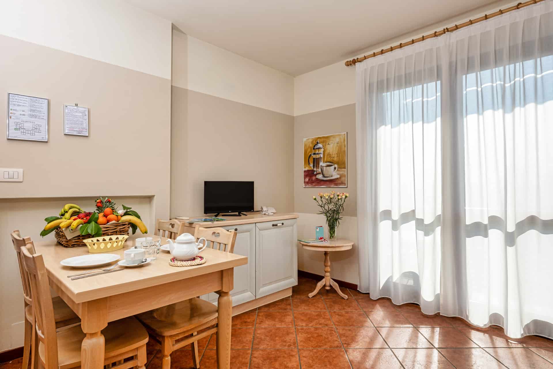 Exemple de séjour d'un appartement de la résidence de vacances Eden à Peschiera del Garda, proche du Lac de Garde, en Italie Exemple de séjour d'un appartement de la résidence de vacances Eden à Peschiera del Garda, proche du Lac de Garde, en Italie