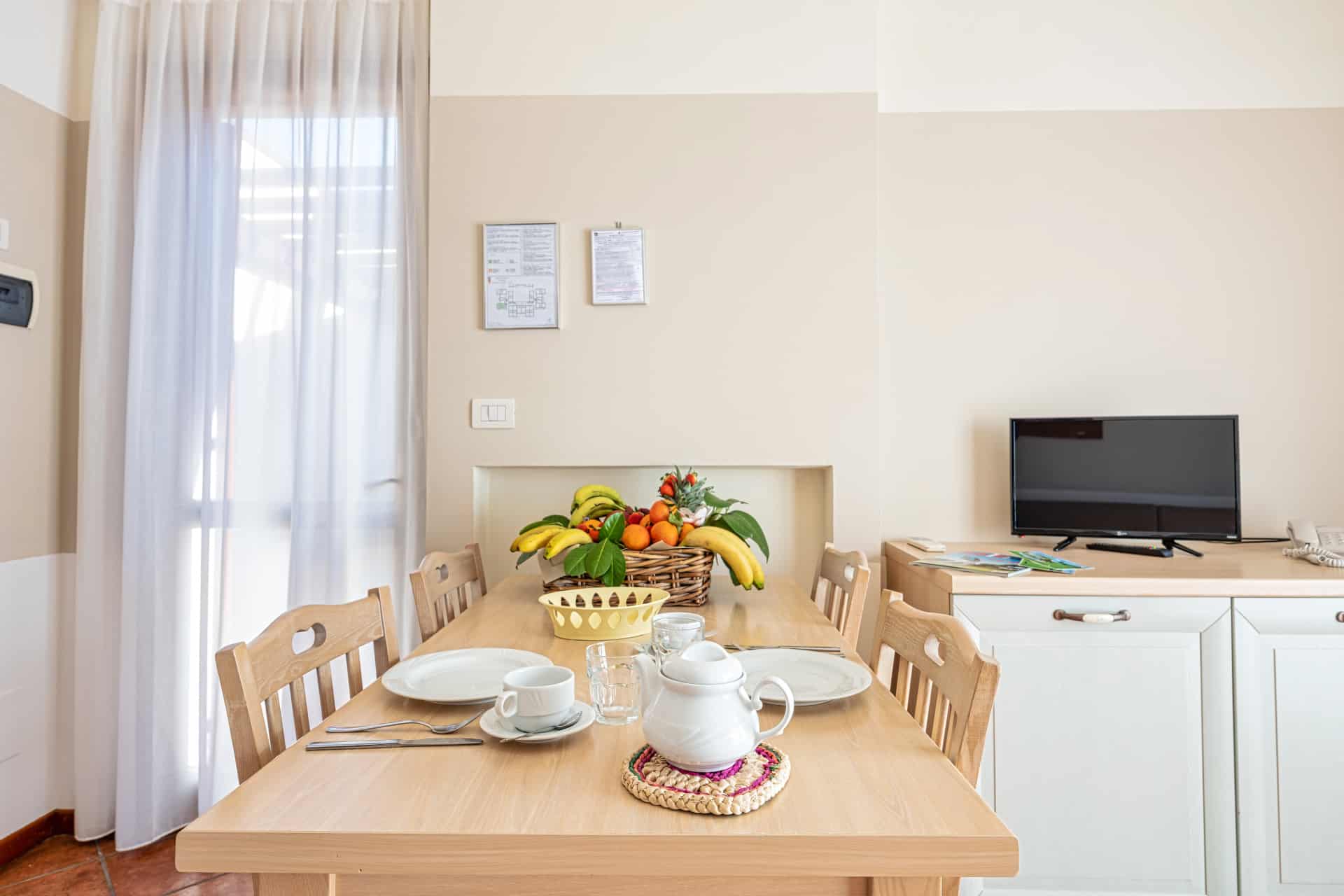 Exemple de séjour d'un appartement de la résidence de vacances Eden à Peschiera del Garda, proche du Lac de Garde, en Italie Exemple de séjour d'un appartement de la résidence de vacances Eden à Peschiera del Garda, proche du Lac de Garde, en Italie