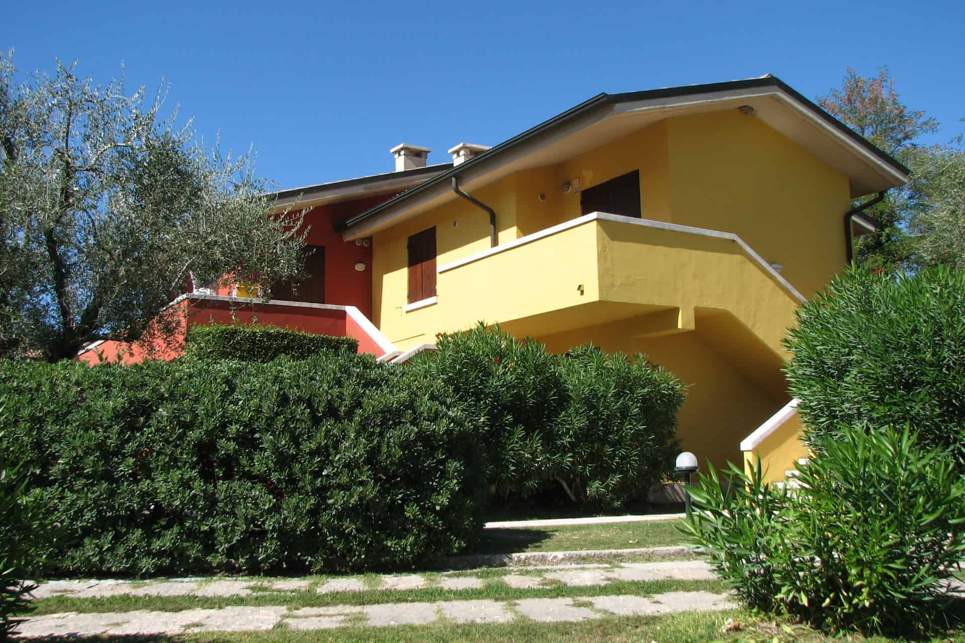 Extérieur d'un appartement de la résidence de vacances Poiano Resort à Garda, proche du Lac de Garde, en Italie  Extérieur d'un appartement de la résidence de vacances Poiano Resort à Garda, proche du Lac de Garde, en Italie