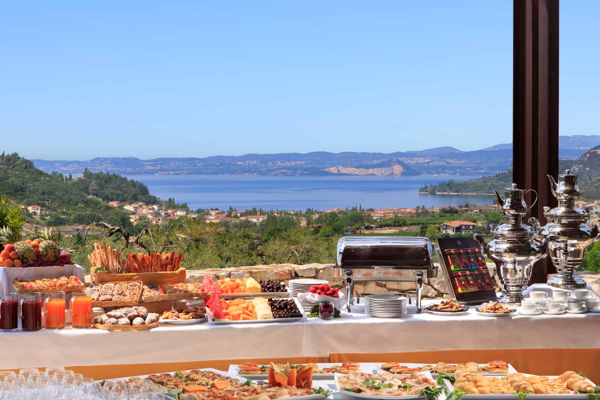Pause café avec magnifique vue sur le Lac de Garde de la résidence de vacances Poiano Resort à Garda en Italie  Pause café avec magnifique vue sur le Lac de Garde de la résidence de vacances Poiano Resort à Garda en Italie