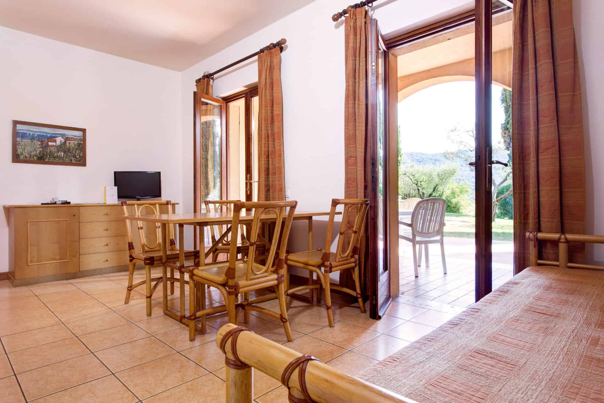 Exemple de séjour d'un appartement de la résidence de vacances Poiano Resort à Garda en Italie  Exemple de séjour d'un appartement de la résidence de vacances Poiano Resort à Garda en Italie