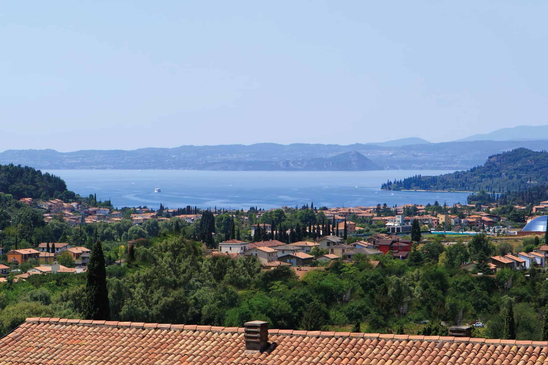 Vue sur le Lac de Garde de la résidence de vacances Poiano Resort à Garda en Italie  Vue sur le Lac de Garde de la résidence de vacances Poiano Resort à Garda en Italie