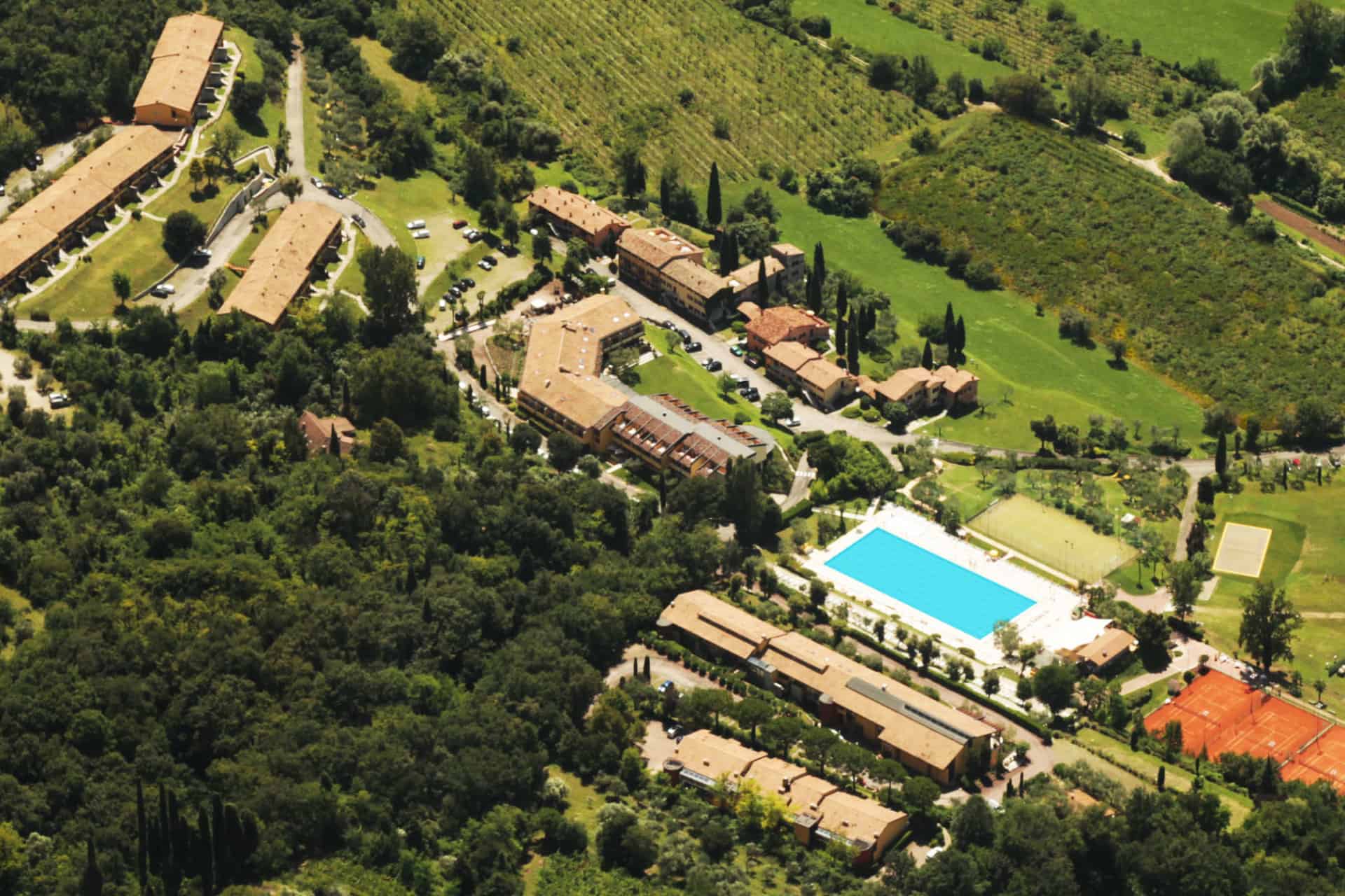 Vue aérienne de la résidence de vacances Poiano Resort à Garda, proche du Lac de Garde en Italie  Vue aérienne de la résidence de vacances Poiano Resort à Garda, proche du Lac de Garde en Italie