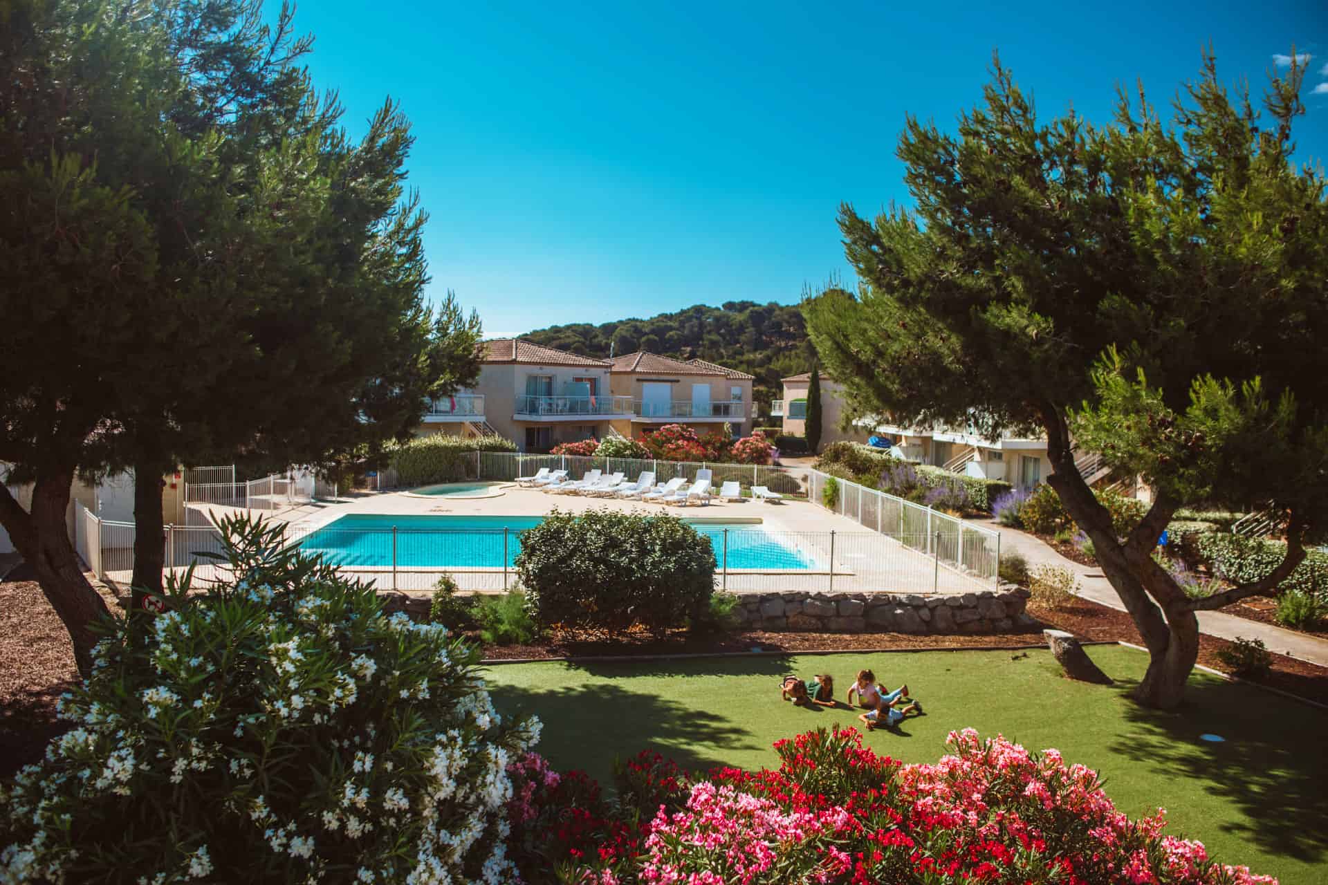 Piscine extérieure de la résidence de vacances Les Jardins de Phoebus à Gruissan, Occitanie Piscine extérieure de la résidence de vacances Les Jardins de Phoebus à Gruissan, Occitanie