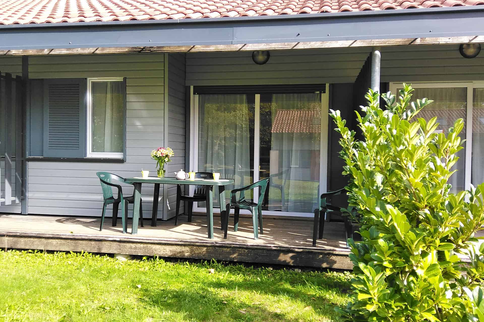Terrasse avec salon de jardin d'un appartement jumelé en duplex de la résidence de vacances Goélia Le Domaine des Nouailles à Nontron Terrasse avec salon de jardin d'un appartement jumelé en duplex de la résidence de vacances Goélia Le Domaine des Nouailles à Nontron