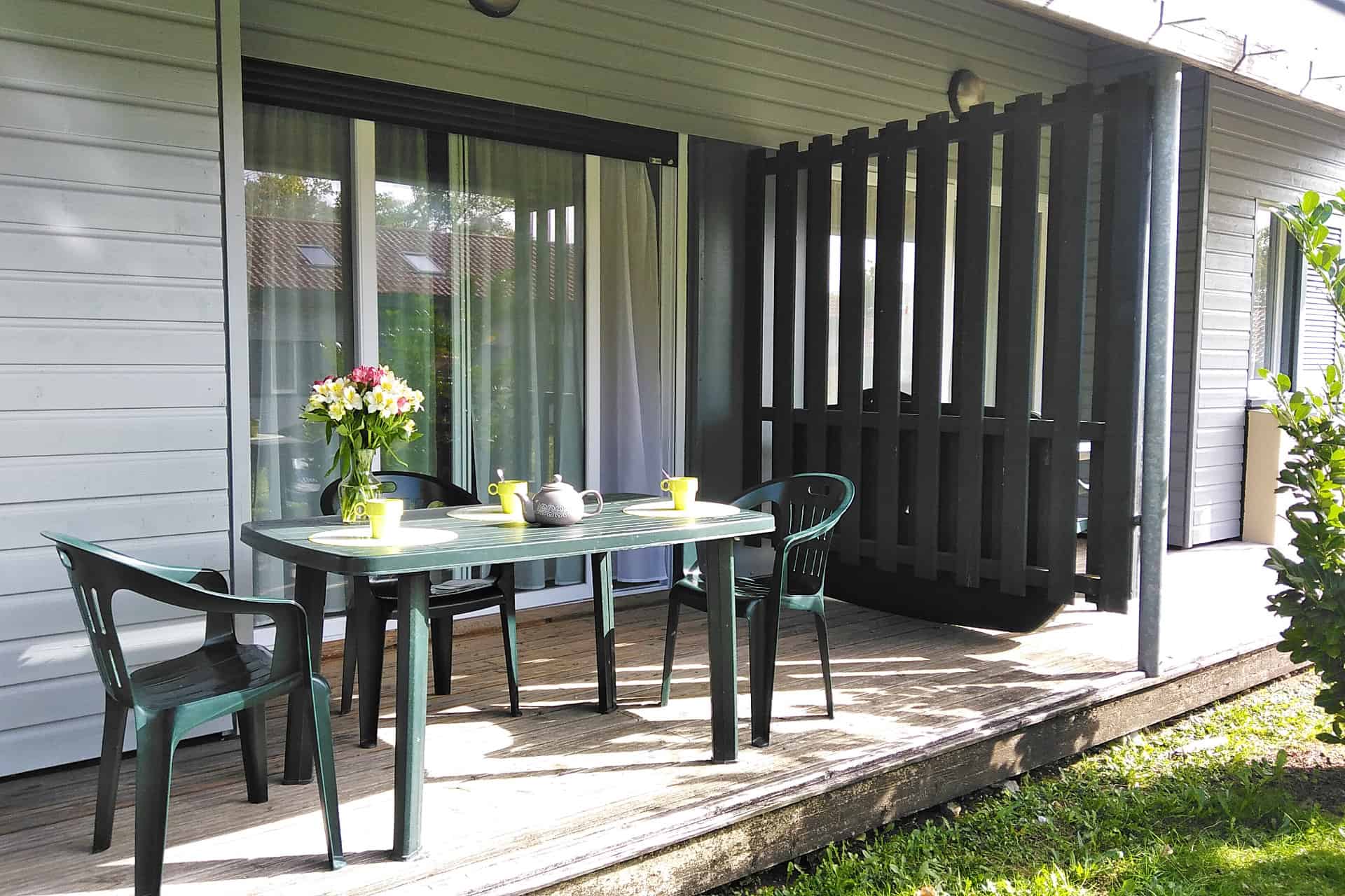 Terrasse avec salon de jardin d'un appartement jumelé en duplex de la résidence de vacances Goélia Le Domaine des Nouailles à Nontron Terrasse avec salon de jardin d'un appartement jumelé en duplex de la résidence de vacances Goélia Le Domaine des Nouailles à Nontron
