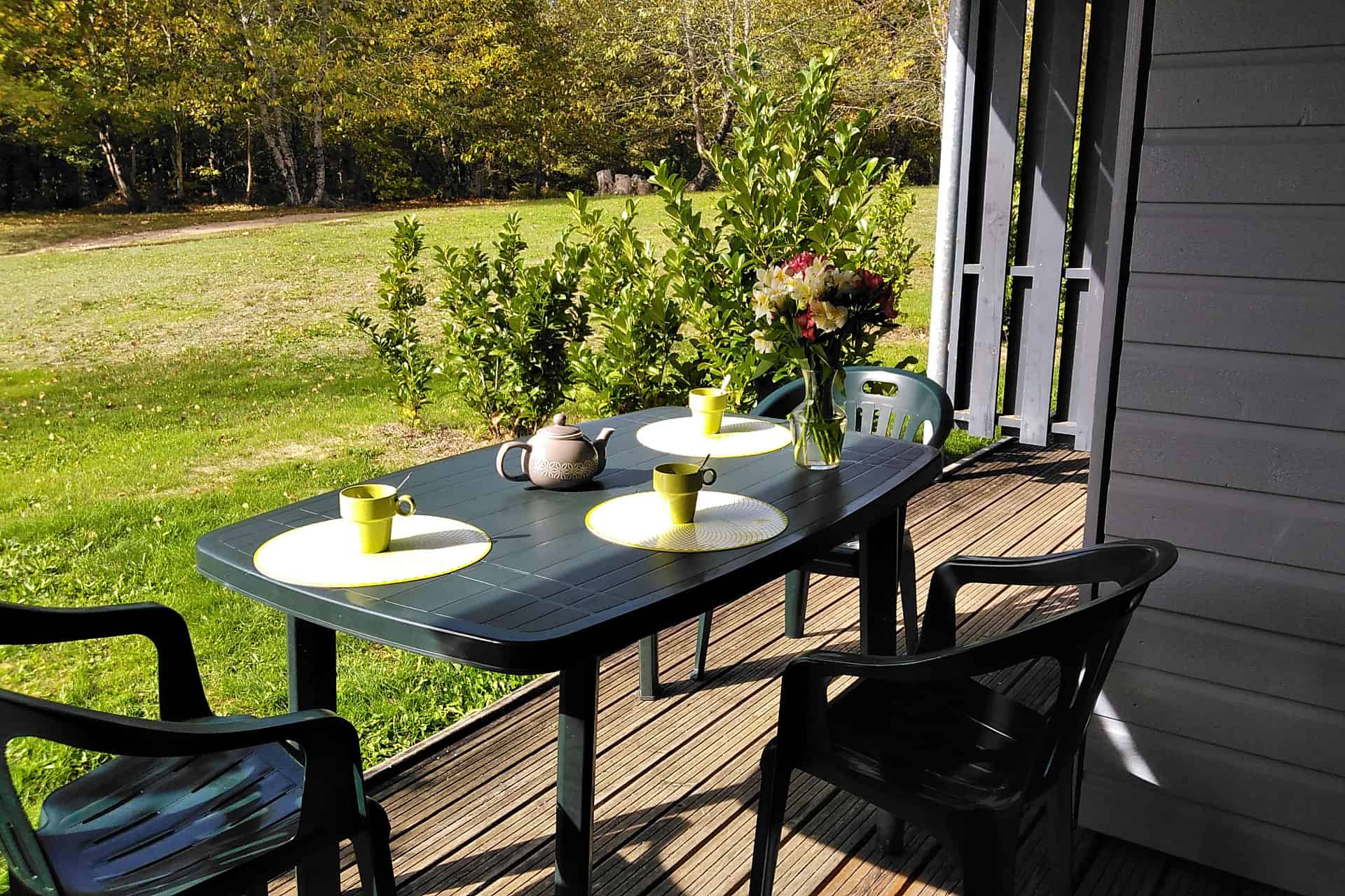 Mobilier de jardin d'un appartement jumelé en duplex de la résidence de vacances Goélia Le Domaine des Nouailles à Nontron Mobilier de jardin d'un appartement jumelé en duplex de la résidence de vacances Goélia Le Domaine des Nouailles à Nontron