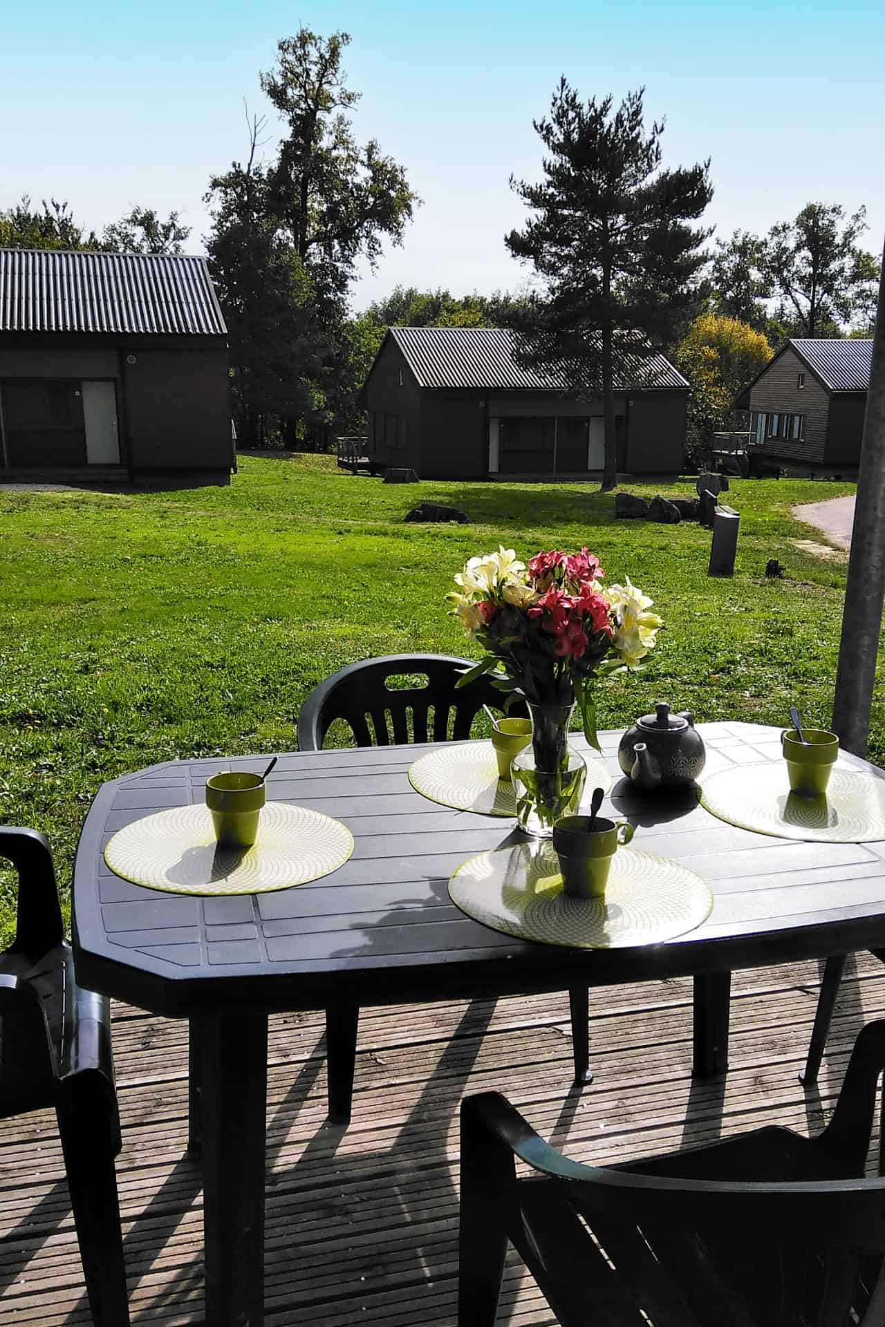Mobilier de jardin d'un appartement jumelé en duplex de la résidence de vacances Goélia Le Domaine des Nouailles à Nontron Mobilier de jardin d'un appartement jumelé en duplex de la résidence de vacances Goélia Le Domaine des Nouailles à Nontron