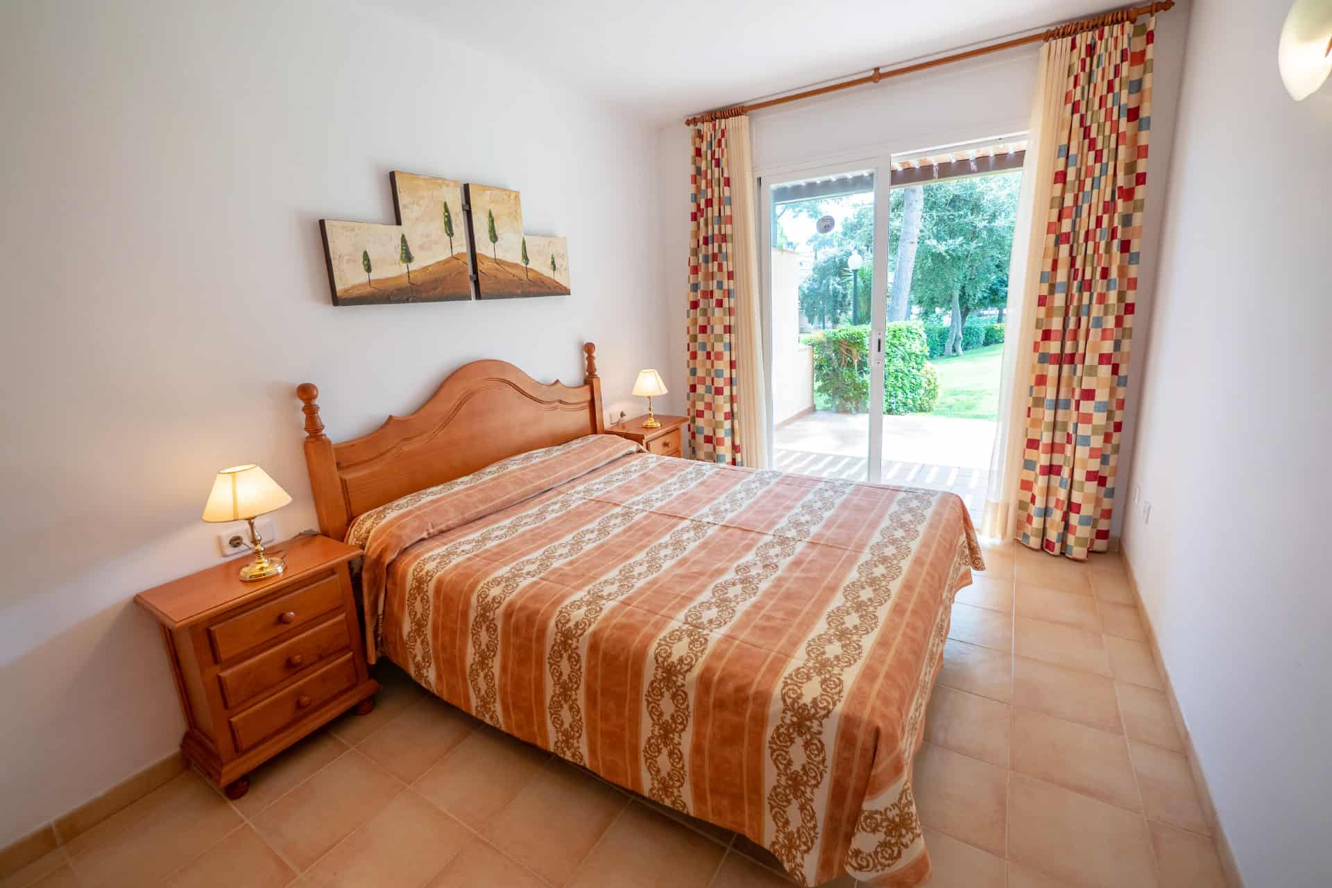 Chambre avec lit double d'une maisonnette de la résidence Village Golf Beach Playa de Pals sur la Costa Brava, en Espagne  Chambre avec lit double d'une maisonnette de la résidence Village Golf Beach Playa de Pals sur la Costa Brava, en Espagne