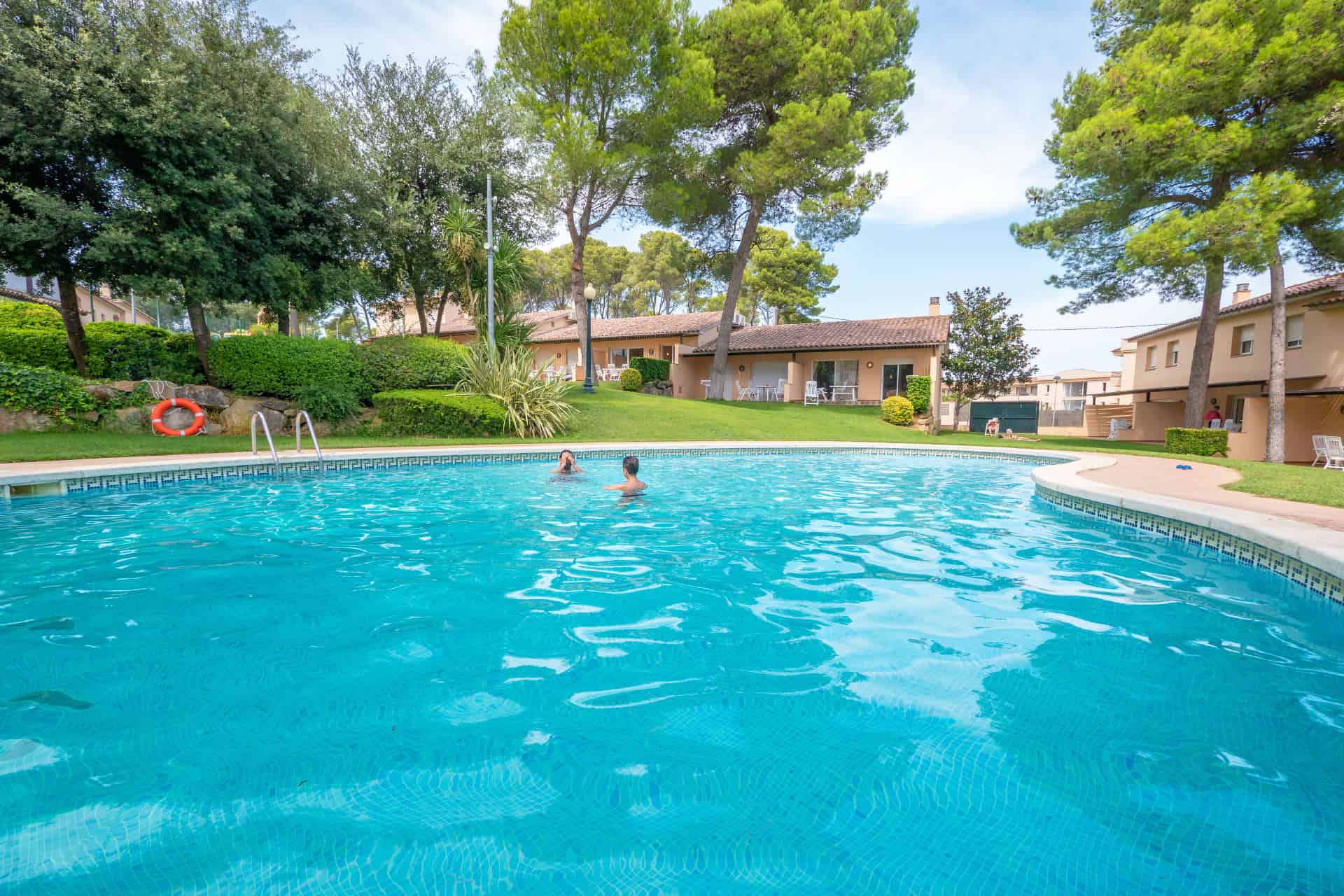 Piscine extérieure de la résidence Village Golf Beach Playa de Pals sur la Costa Brava, en Espagne  Piscine extérieure de la résidence Village Golf Beach Playa de Pals sur la Costa Brava, en Espagne